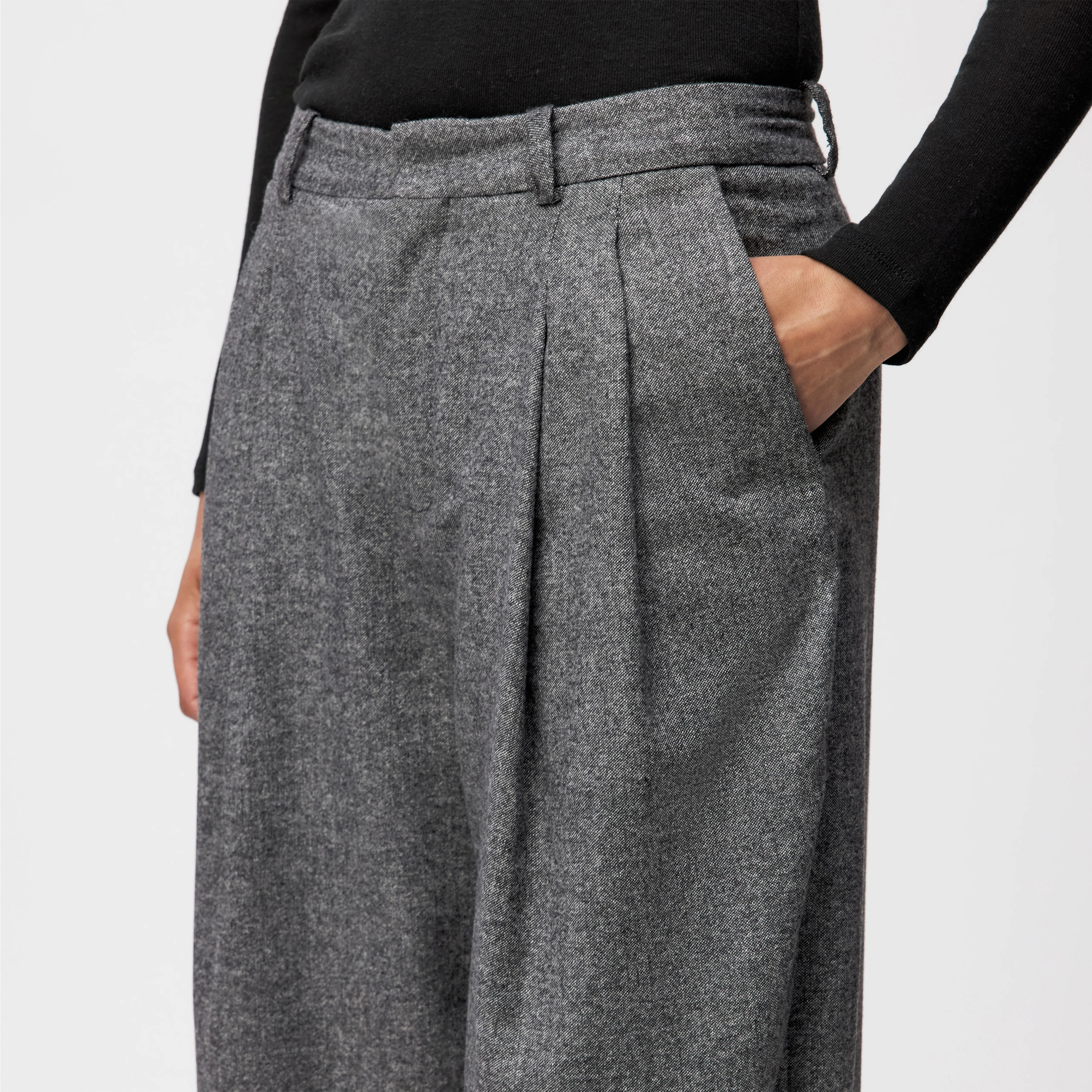 INK - Lässige Bundfaltenhose in Flanell - Damen - grau - Detailansicht am Model