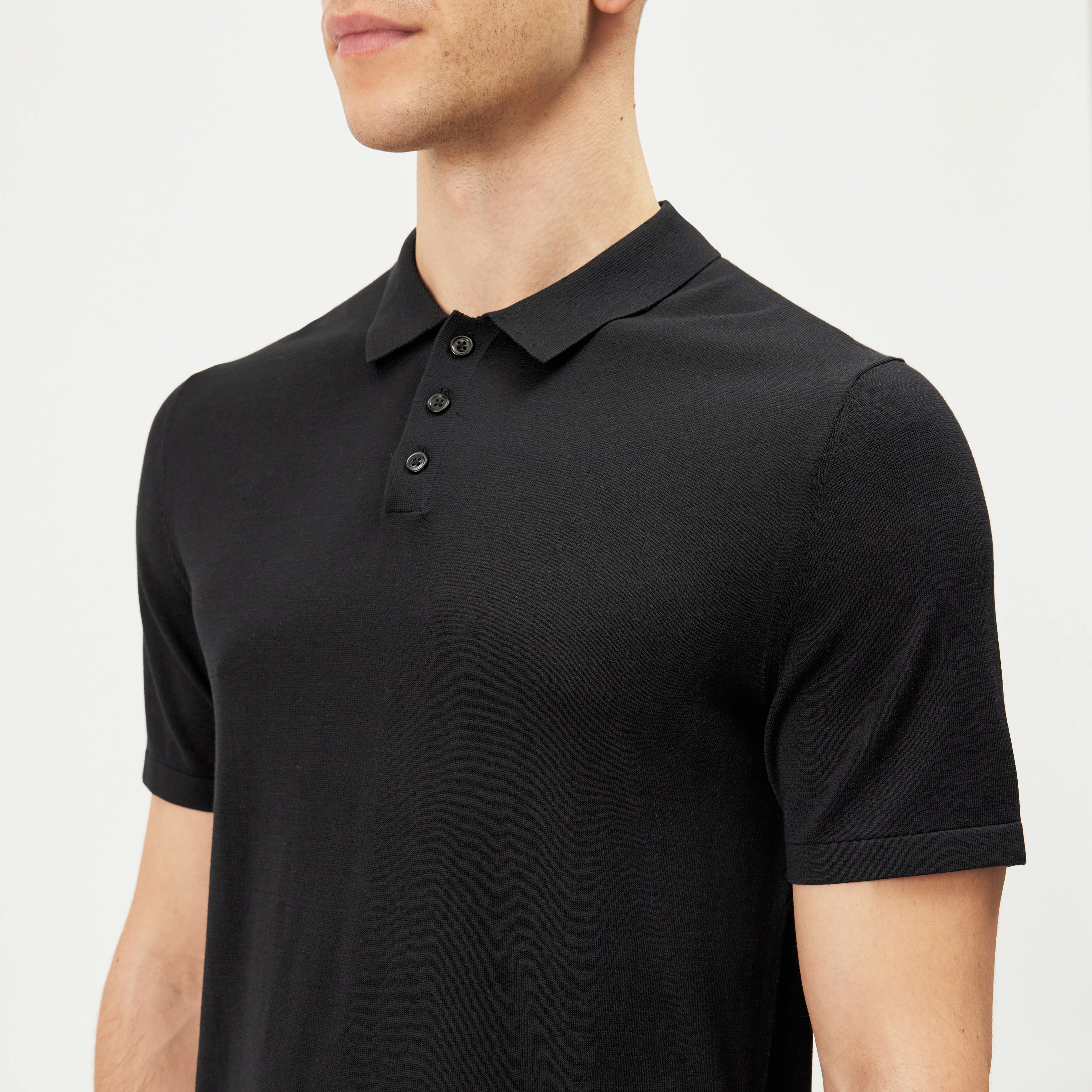 TRITON - Polo shirt in silk-cotton blend - men - black - Detailansicht am Model