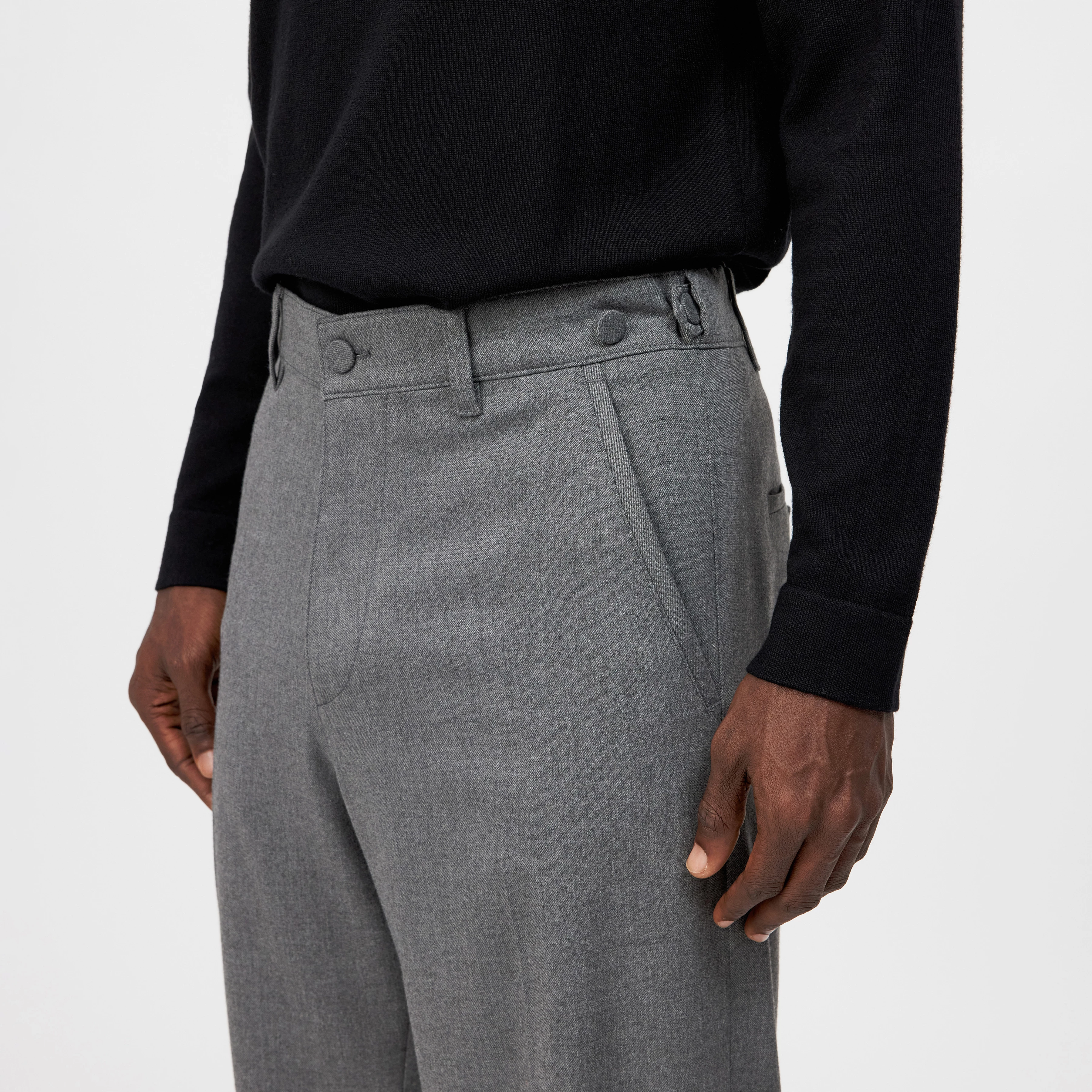 WYDER_SN - Weite Hose in softem Flanell - Herren - grau - Detailansicht am Model