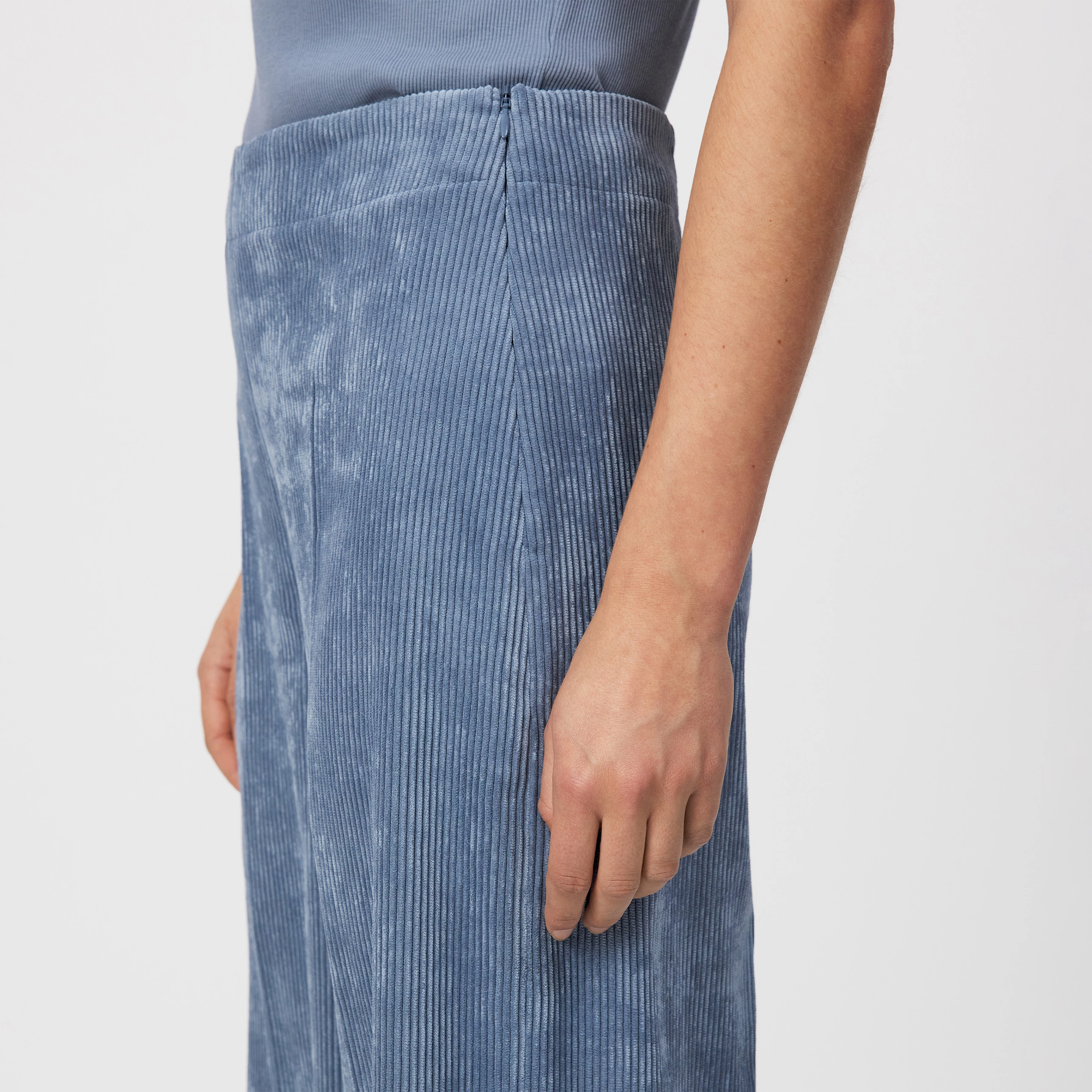 BEFORE - Marlenehose in Cord - Damen - blau - Detailansicht am Model