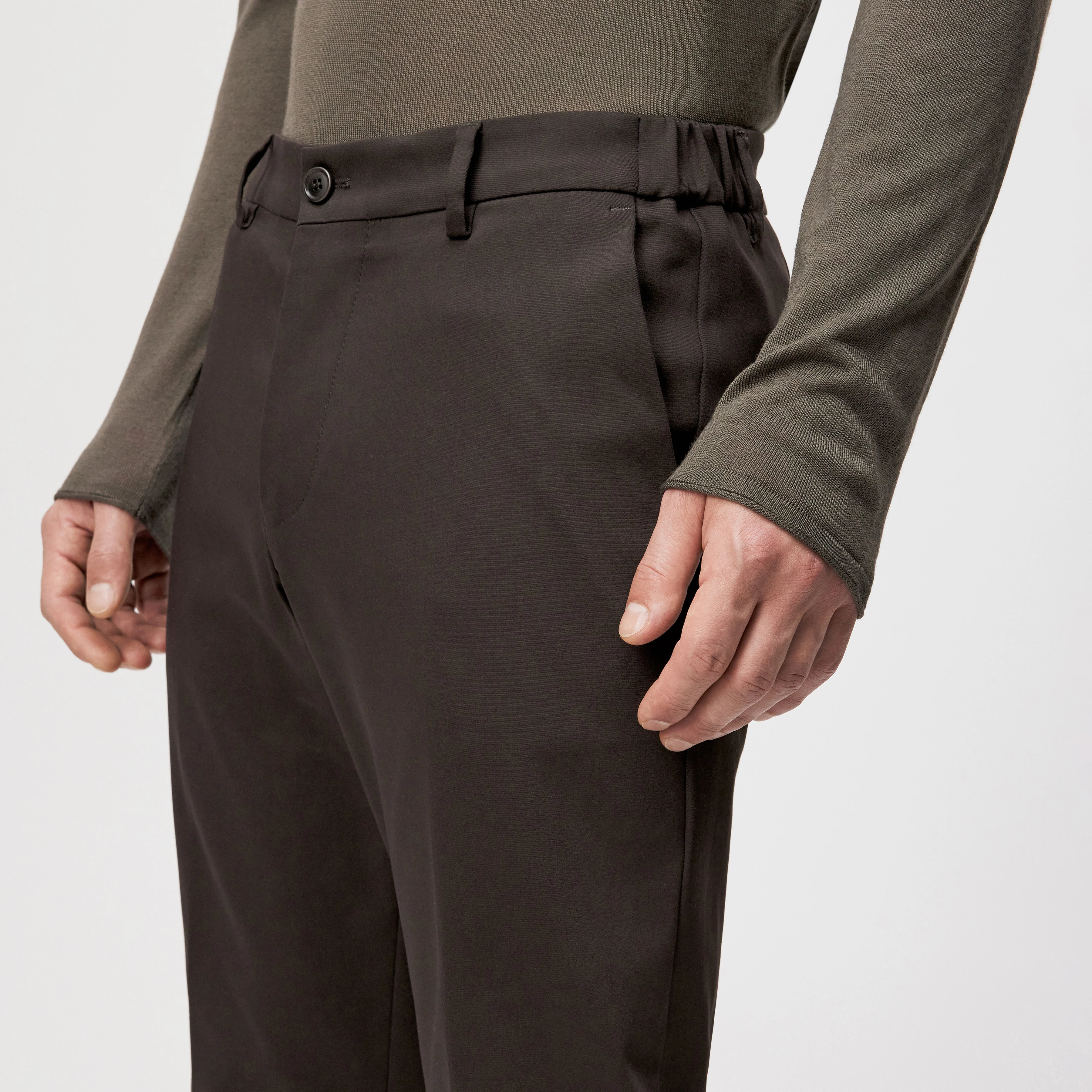 AJEND - Konfektionierte Hose in Technostretch-Satin - Herren - braun - Detailansicht am Model