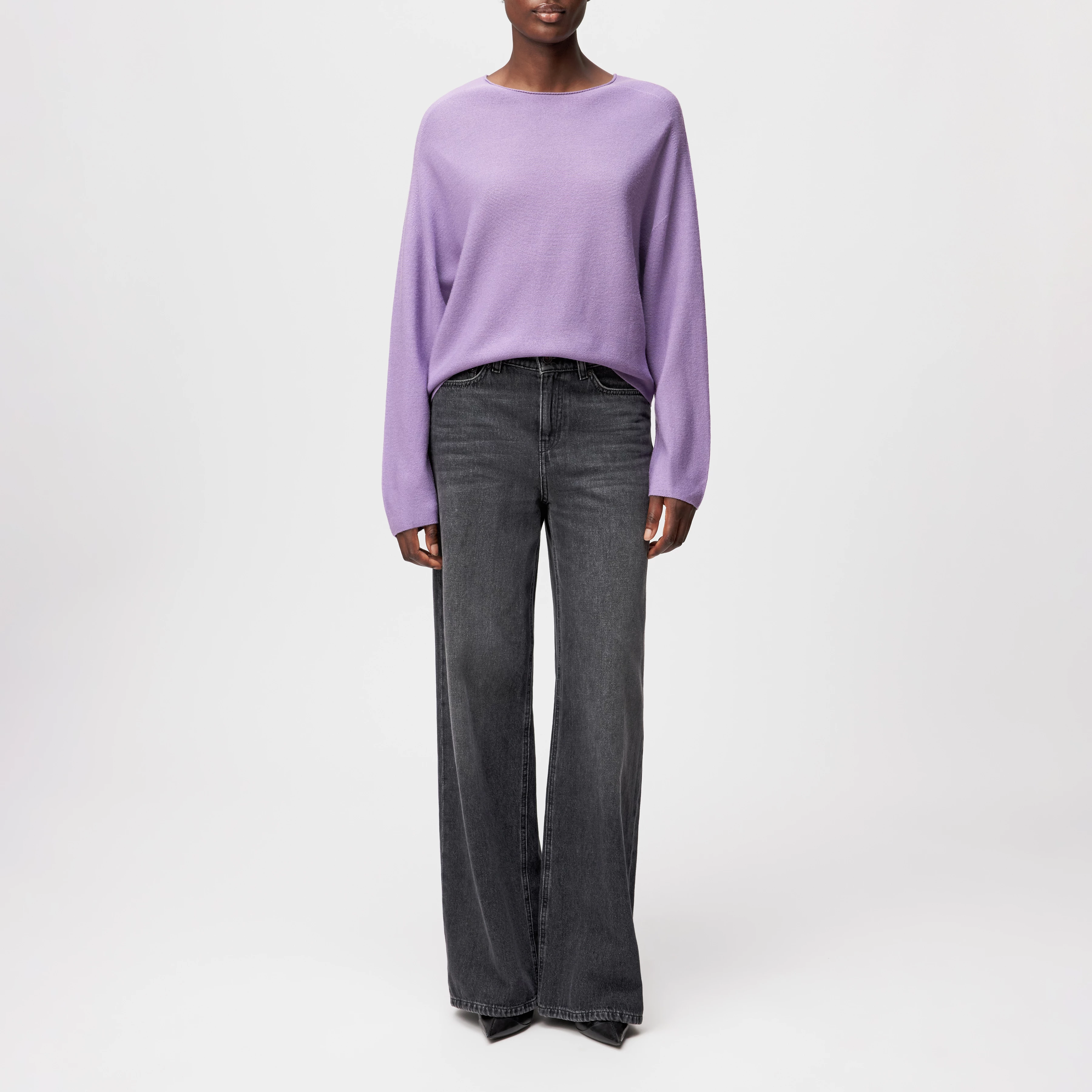 MEAMI - Vekürzter Egg-Shape Pullover in 100% Merinowolle - Damen - lila - Ganzkörper-Frontansicht