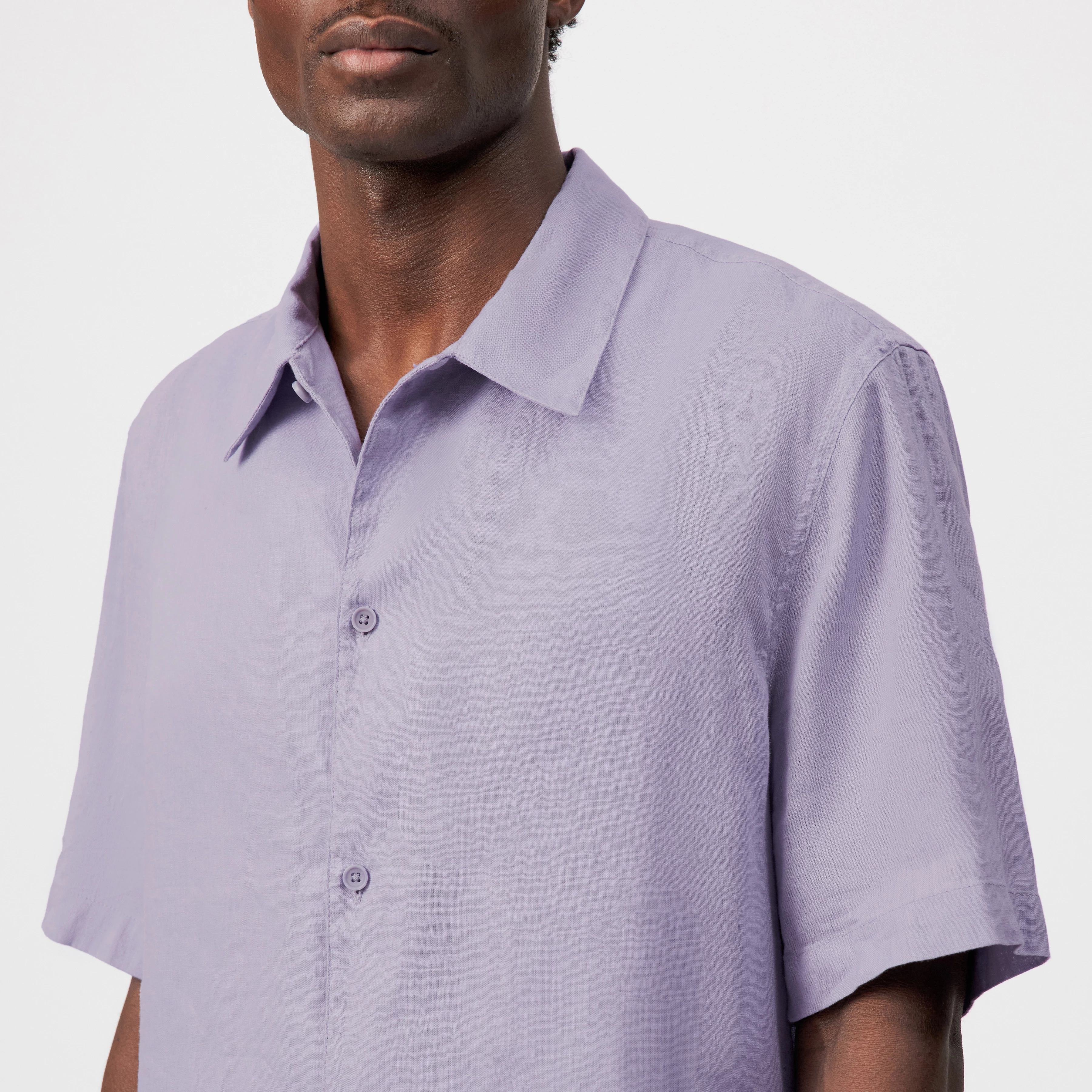 MERYN - Short-sleeve linen blend shirt - men - purple - Detailansicht am Model
