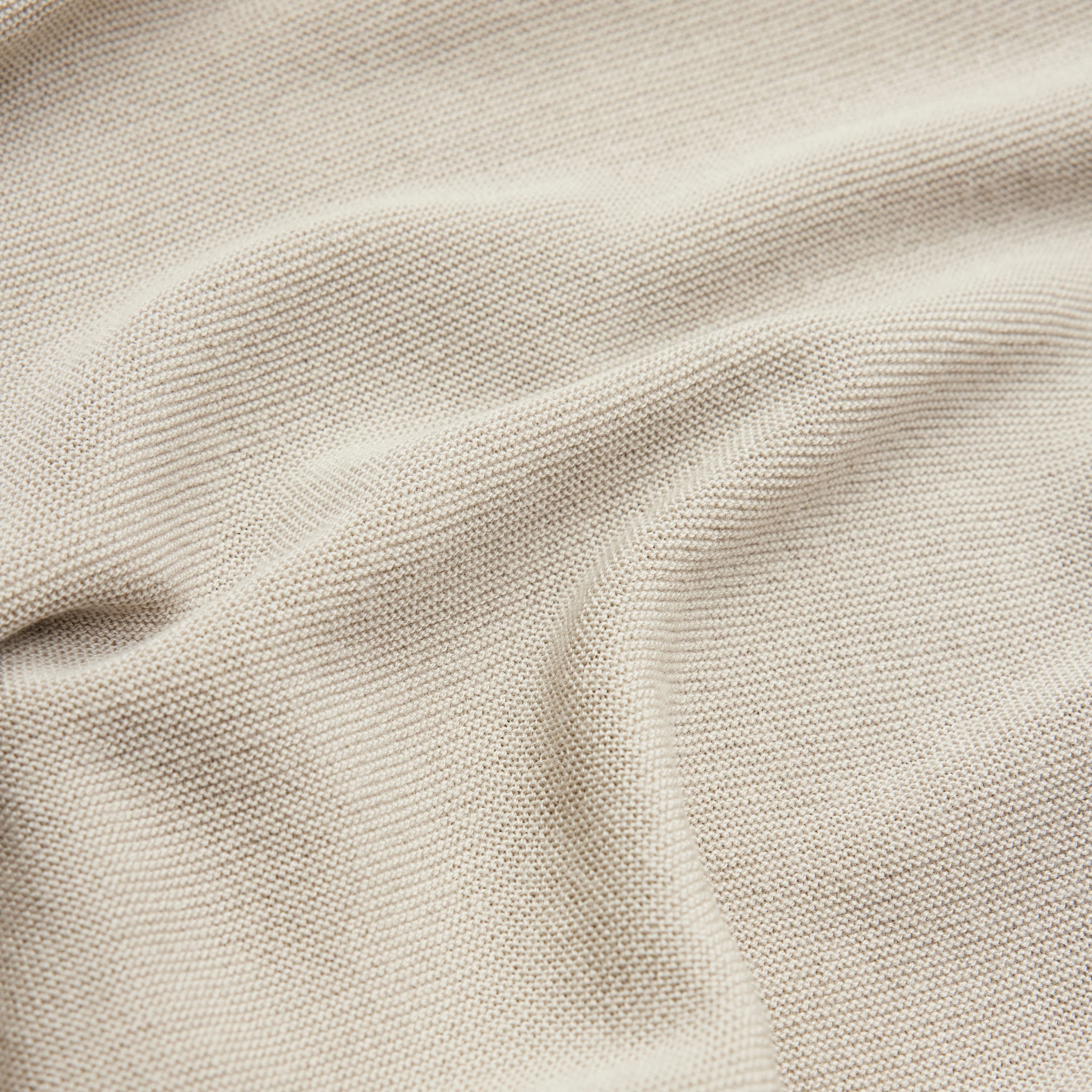 LIORA - Egg-shaped turtleneck jumper in 100% merino wool - women - beige - Materialbild (B2C)