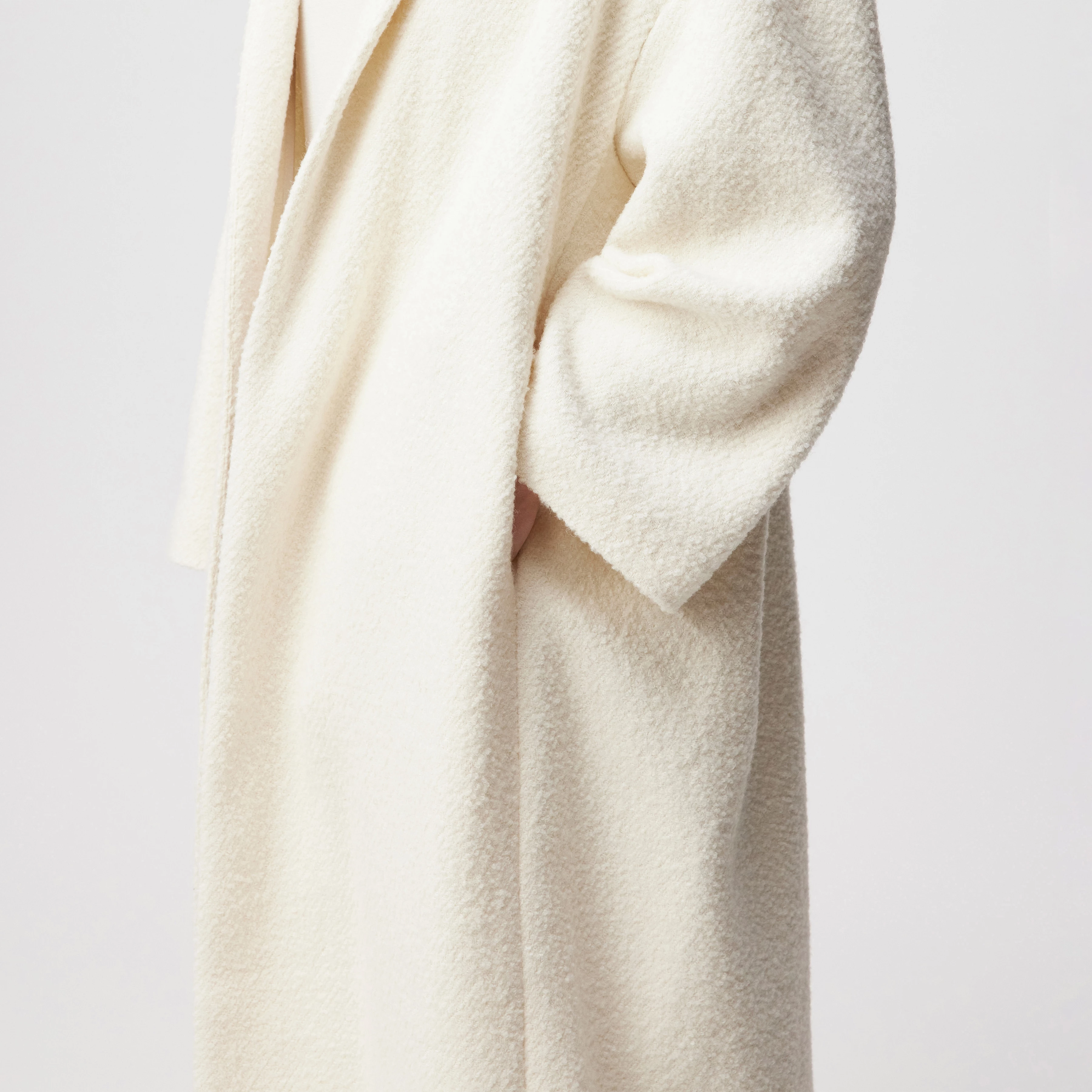 BAUPREY_1 - Hüllenmantel in Woll-Mix - Damen - off white - Detailansicht am Model