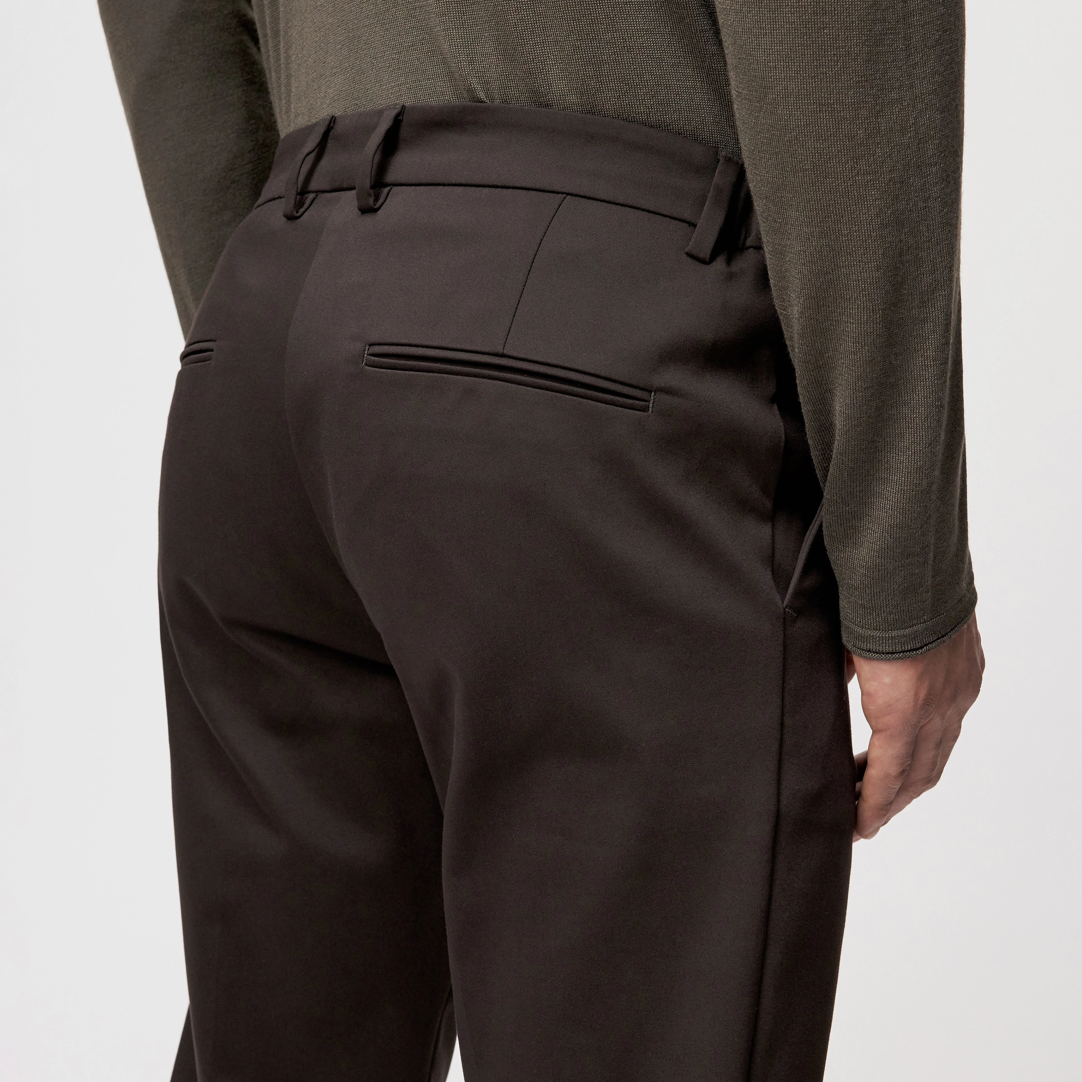 AJEND - Konfektionierte Hose in Technostretch-Satin - Herren - braun - Detailansicht am Model