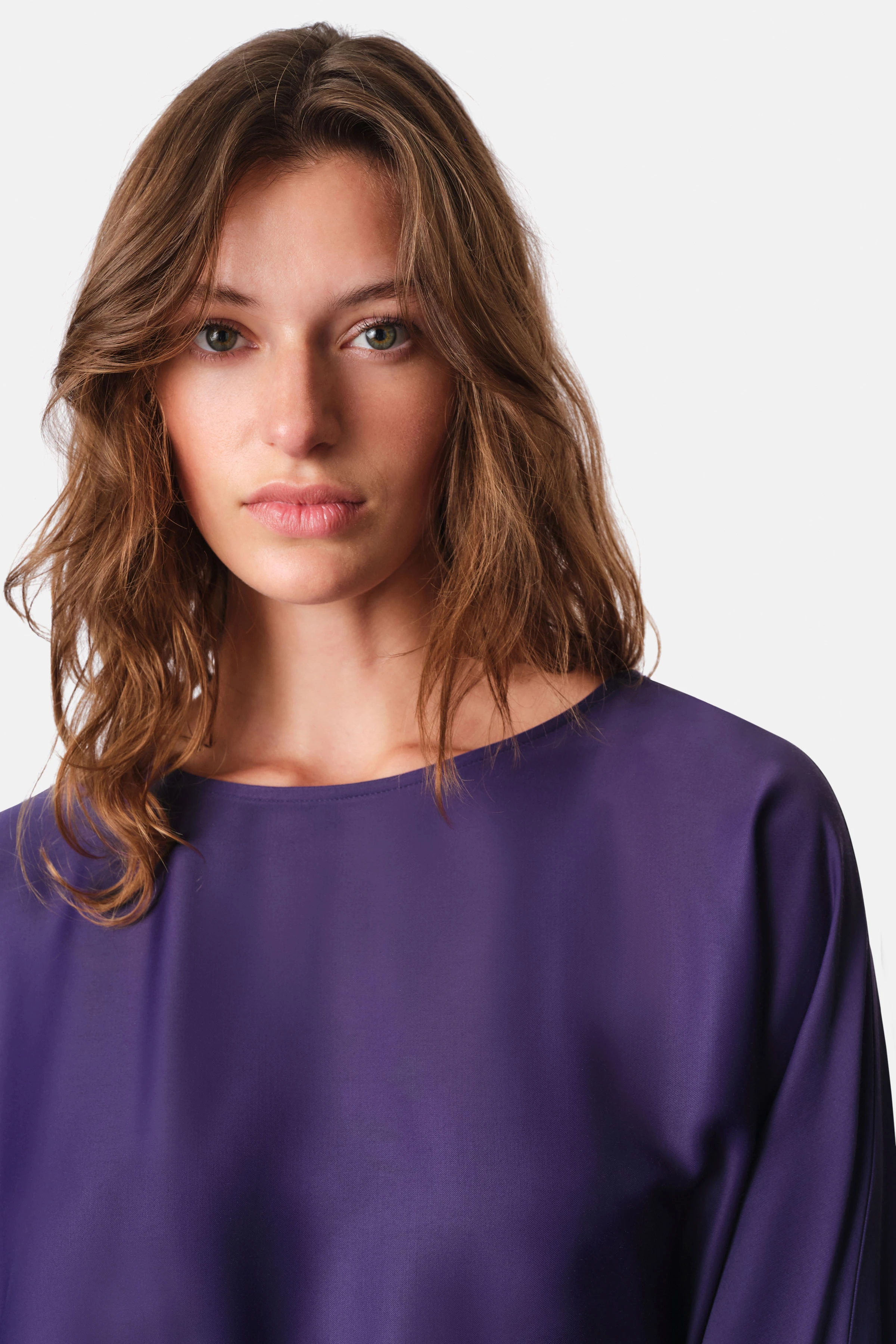 RURIKA - mini dress with batwing sleeves and tie belt in satin - women - purple - Detailansicht am Model