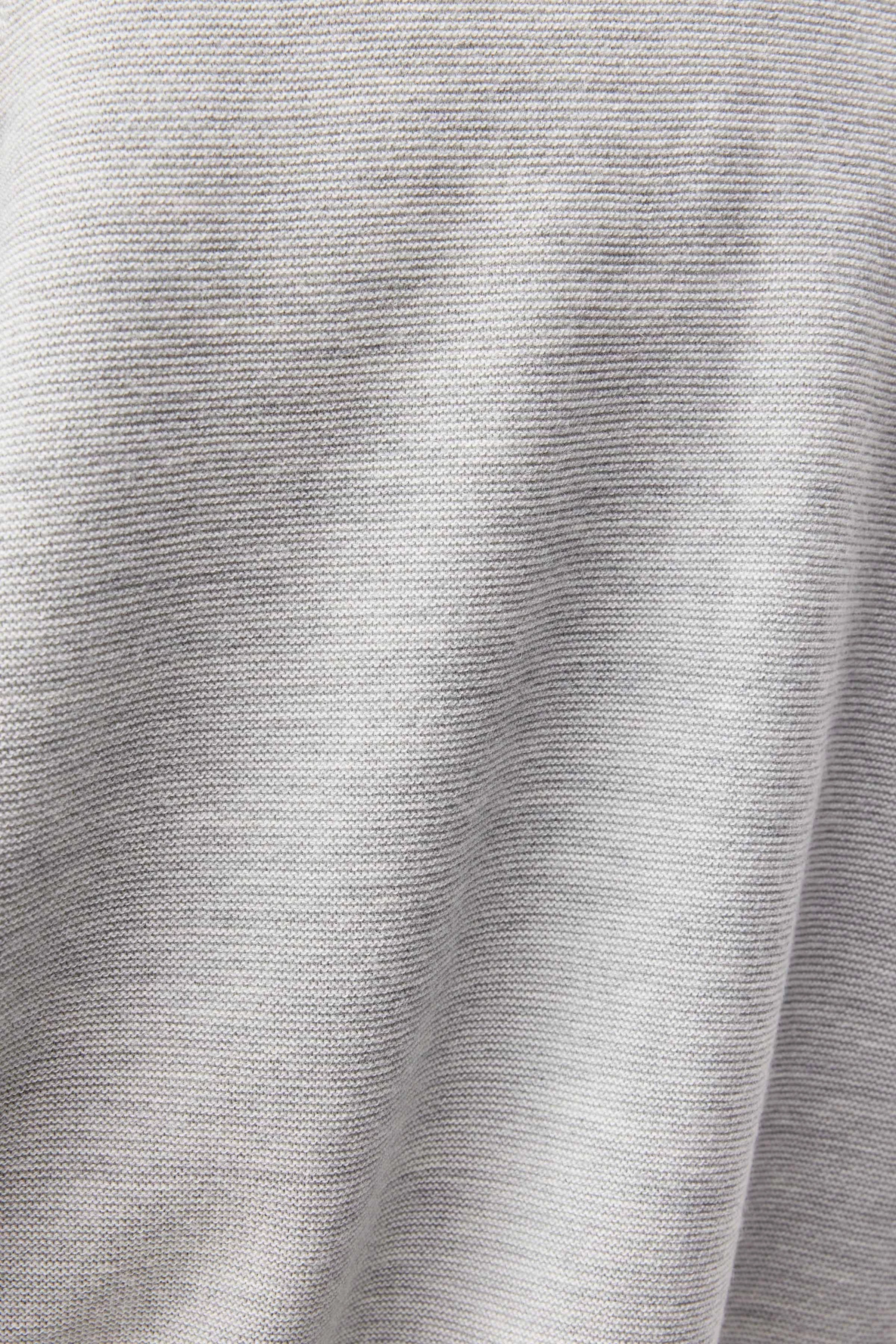 MANUMY - Merino wool cardigan - women - grey - Detailansicht am Model