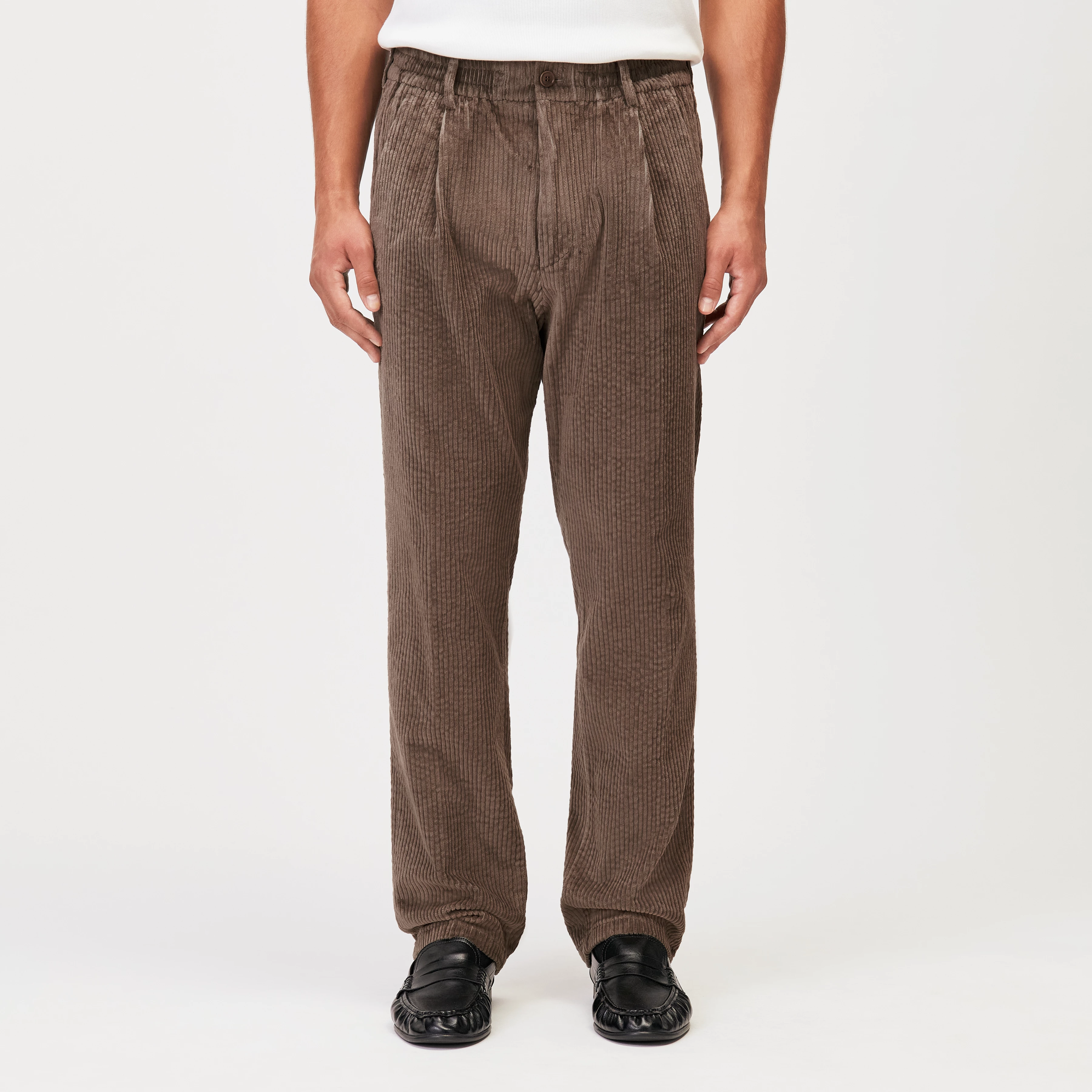 CHASY_RGLR - Casual Hose mit Bundfalte in Jumbo Cord - Herren - braun - Frontansicht