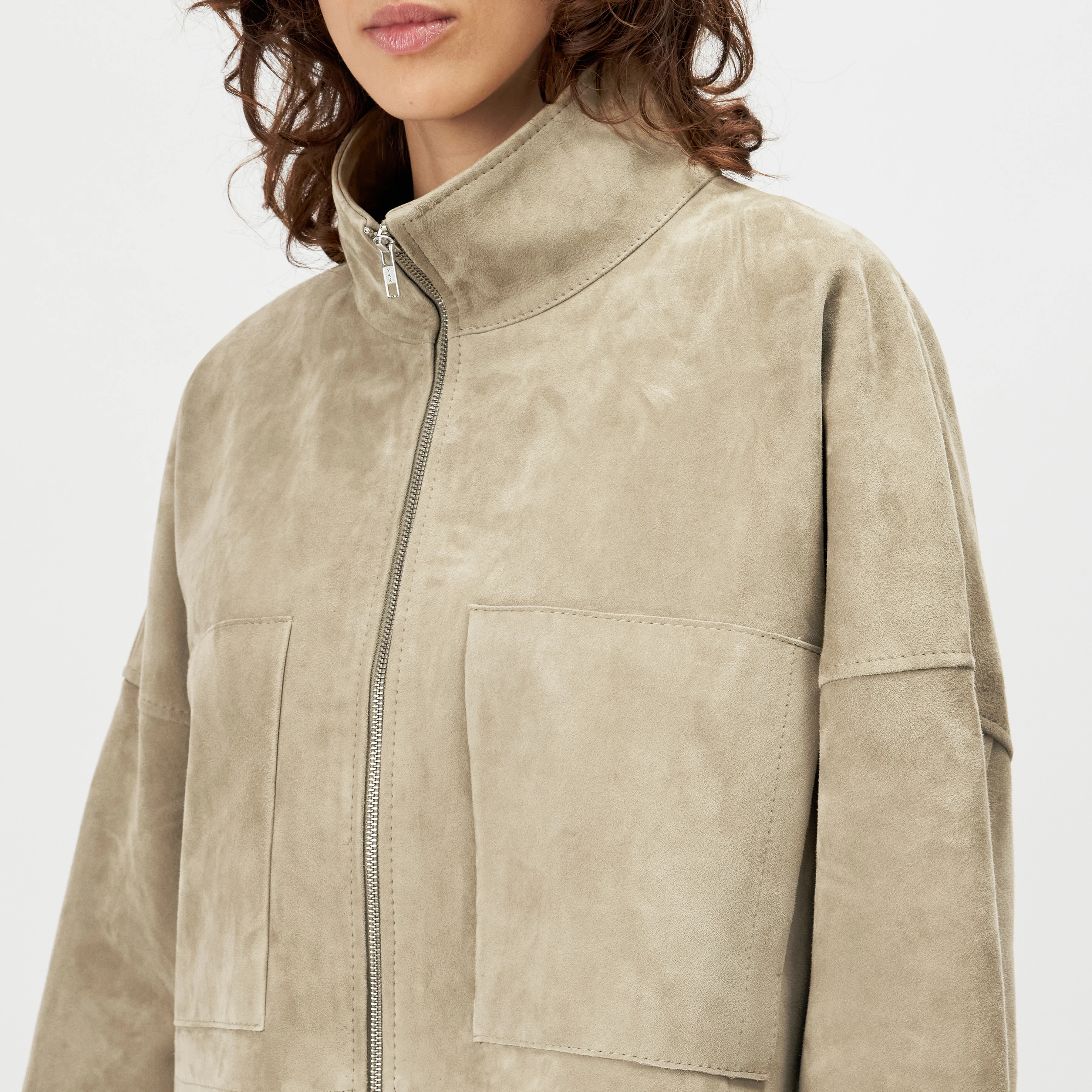 ELSTOW_1 - Oversized jacket in pure goatskin leather - women - beige - Detailansicht am Model