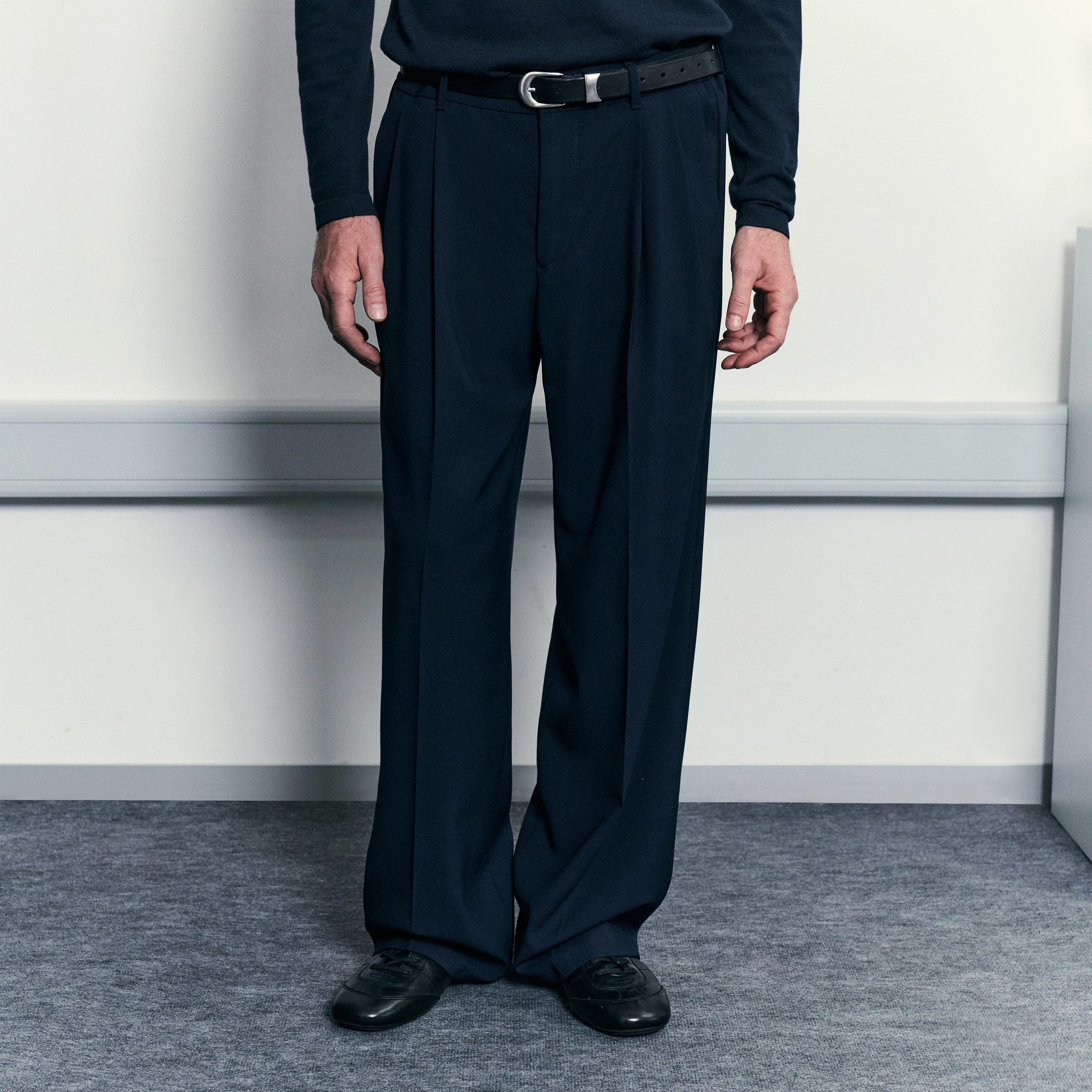 LEEK_WIDE - Relaxed fit pleated trousers in gabardine - men - blue