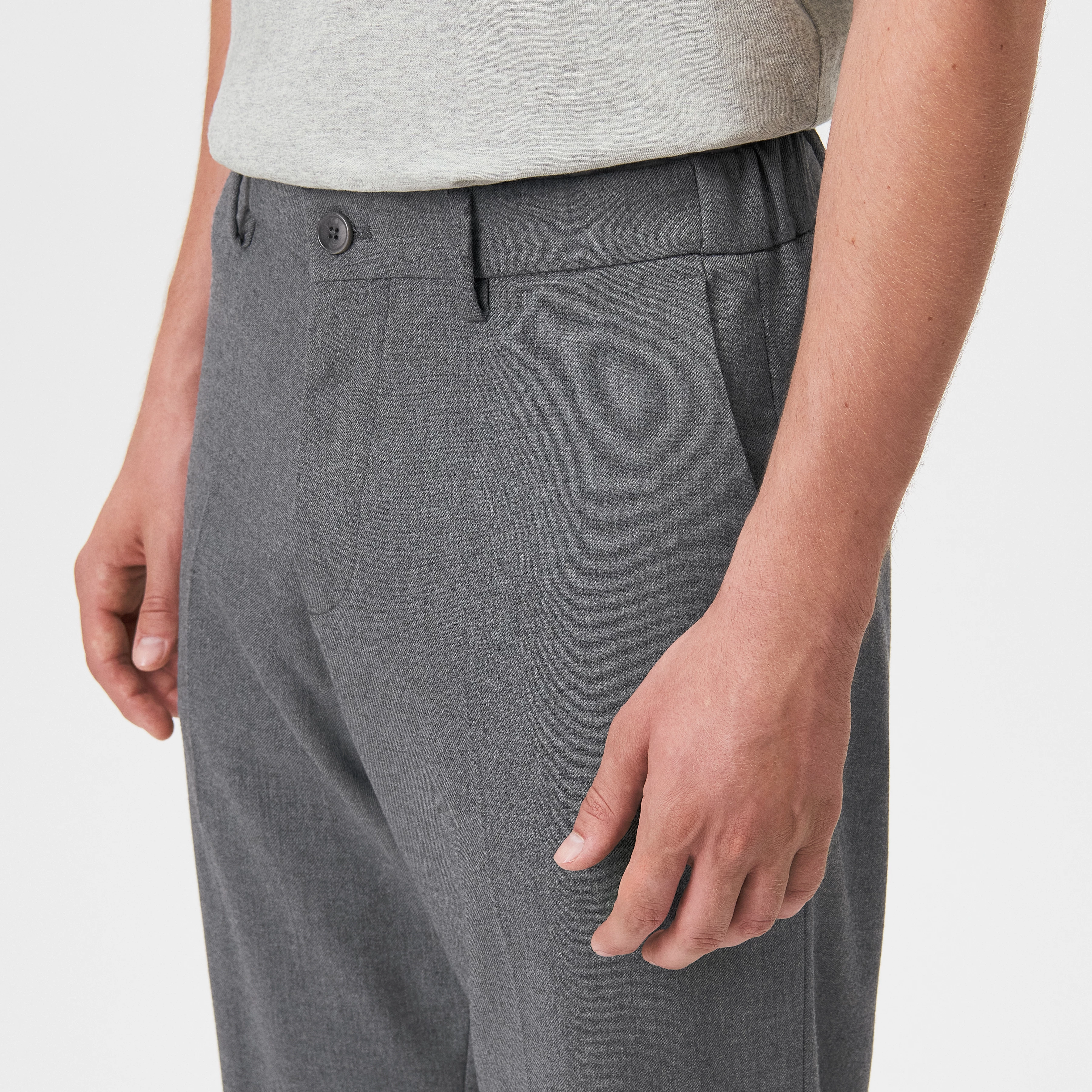 AJEND_RGLR - Tailored trousers in twill look - men - grey - Detailansicht am Model