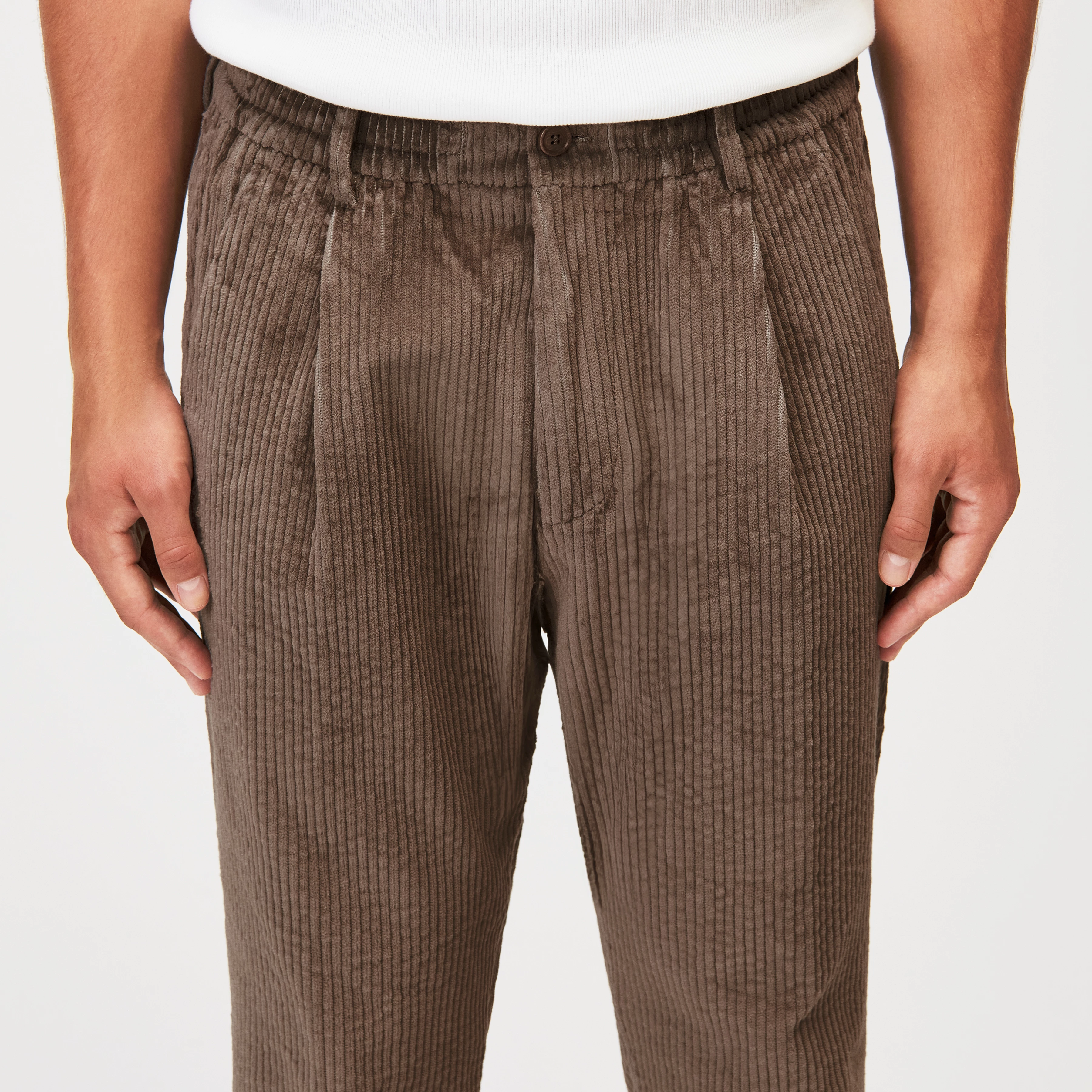 CHASY_RGLR - Casual Hose mit Bundfalte in Jumbo Cord - Herren - braun - Detailansicht am Model