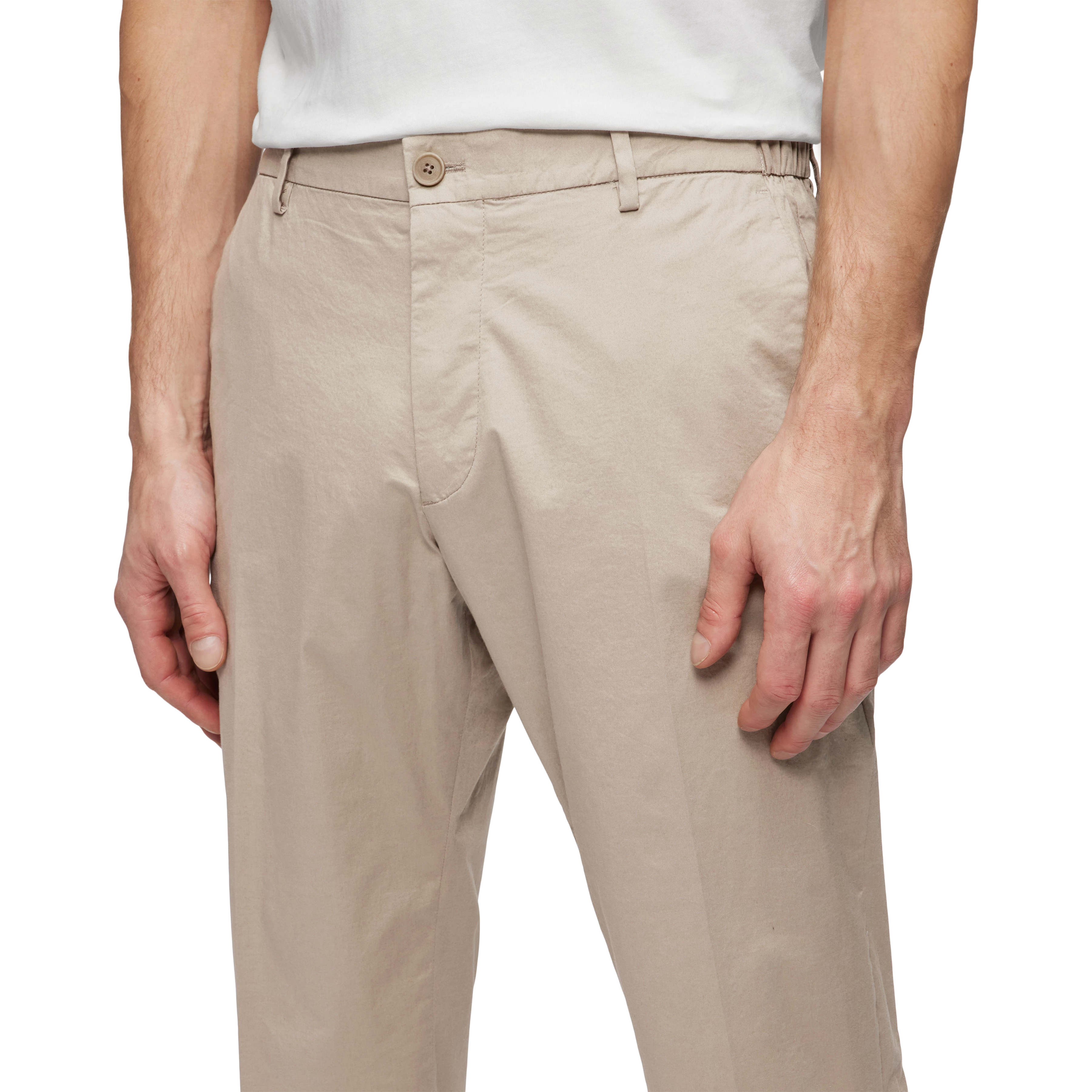 AJEND - Ready-made trousers in cotton gabardine - men - beige - Detailansicht am Model