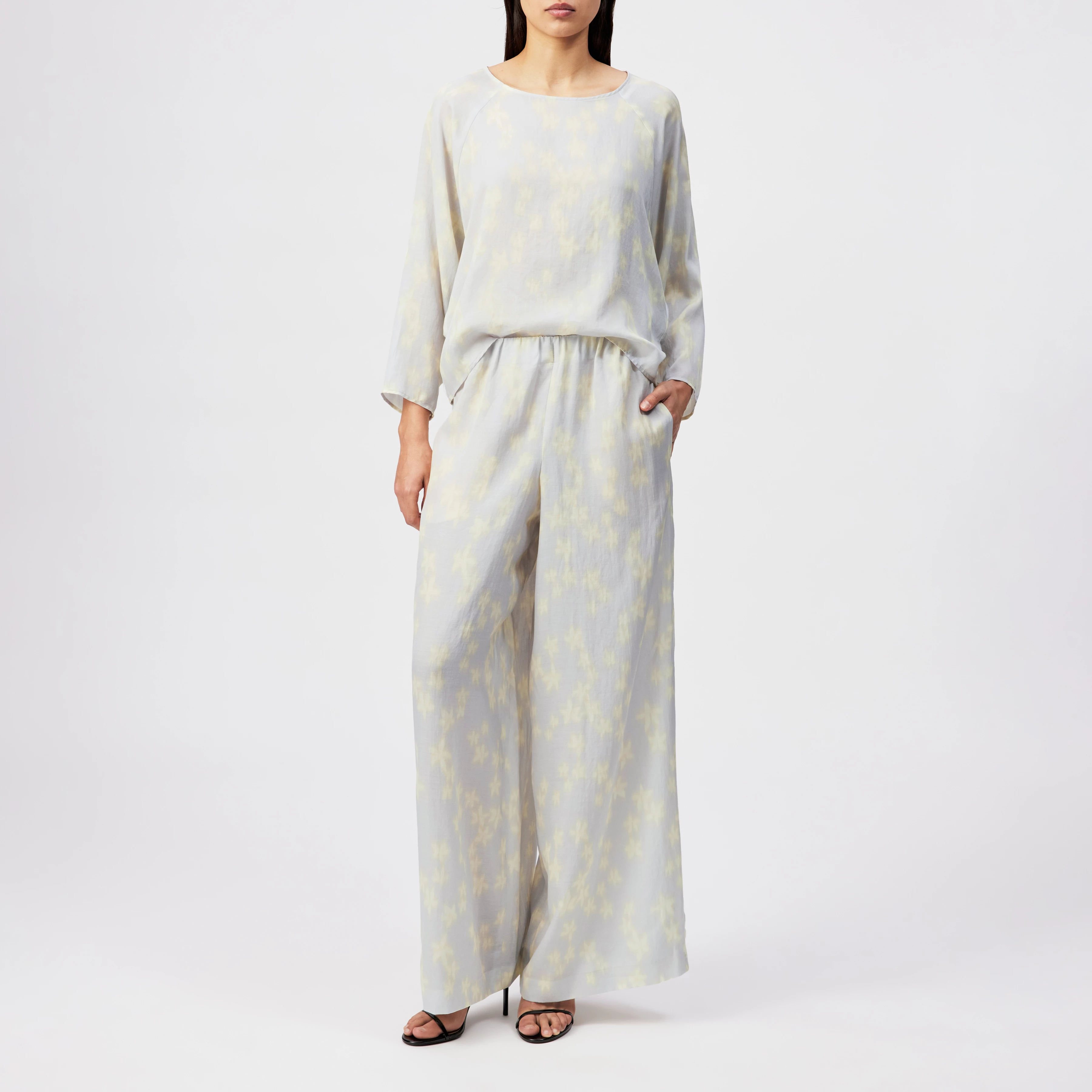 TWEEZER - Wide trousers in fluid satin - women - grey - Ganzkörper-Frontansicht