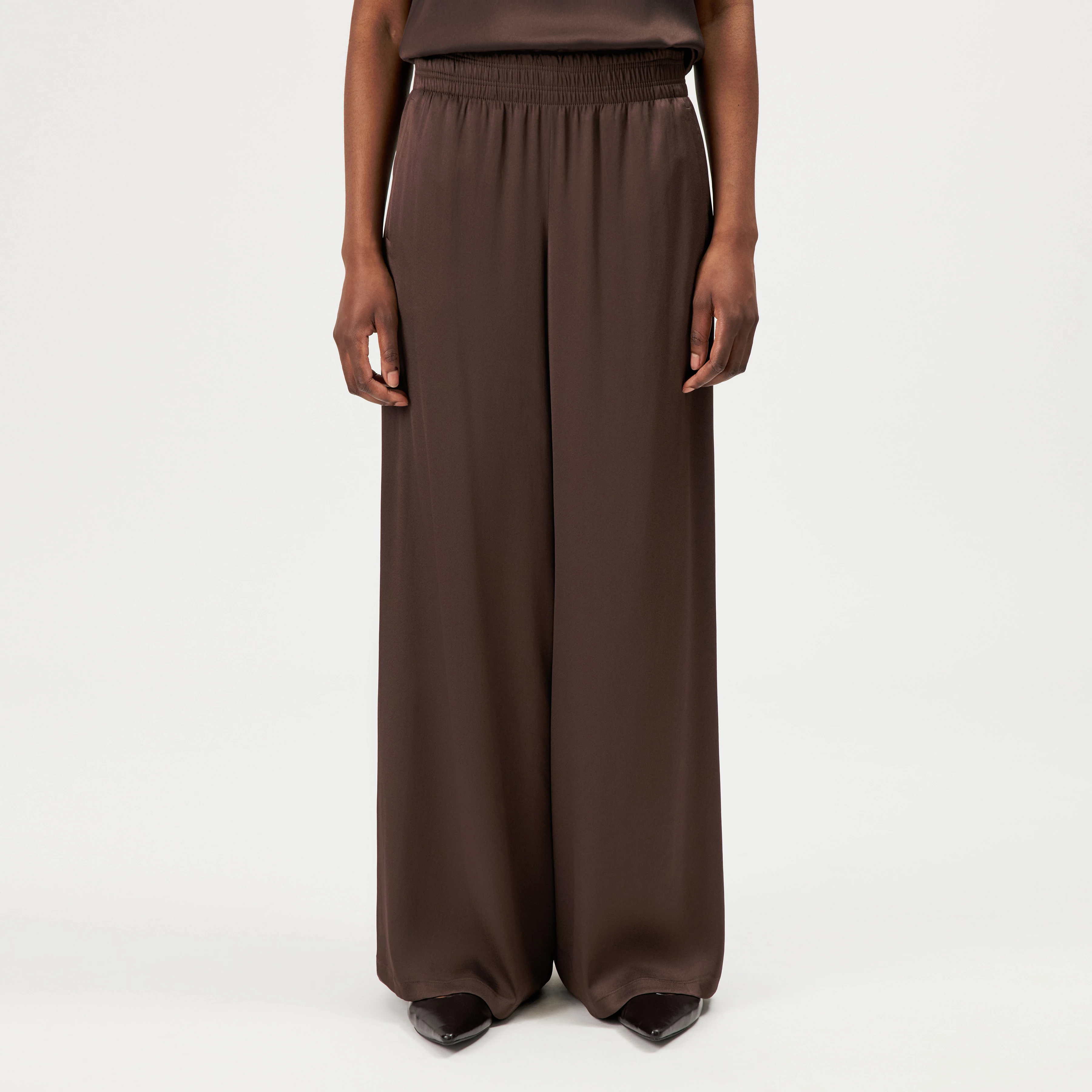 CEILING - Pantalon large en satin fluide - women - marron - Frontansicht