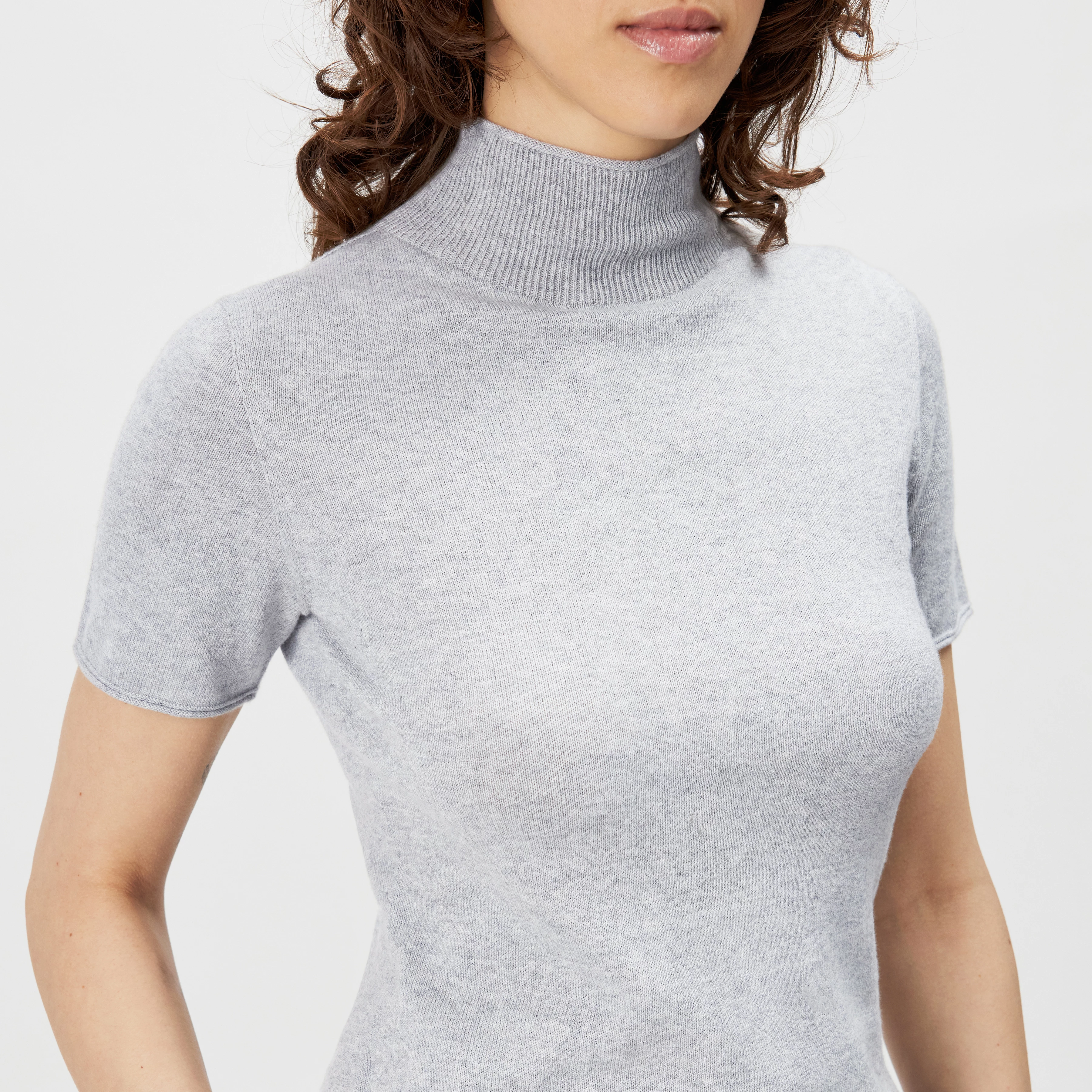 FINIA_2 - Knitted cotton-cashmere blend T-shirt - women - grey - Detailansicht am Model