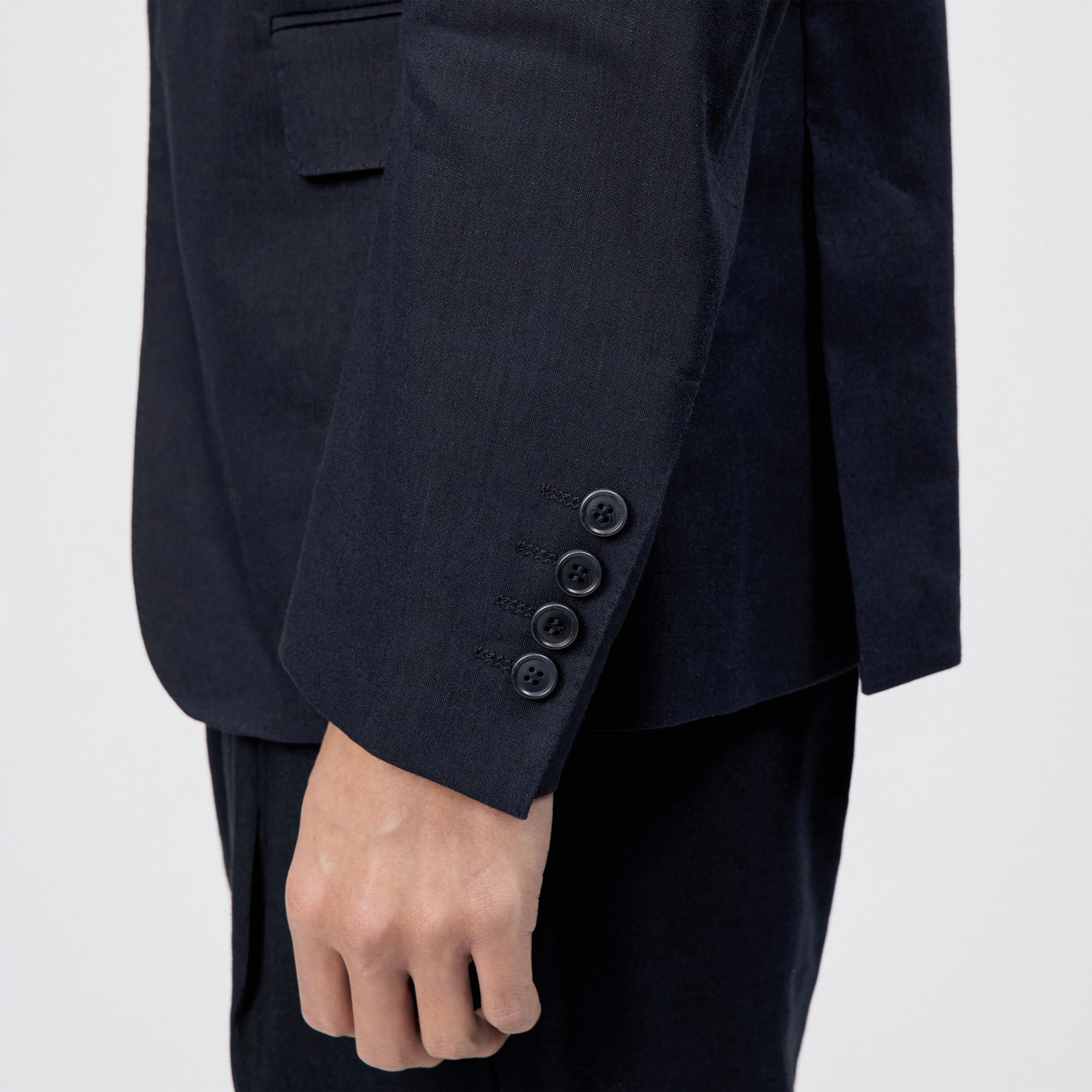 YAMES - Single-breasted jacket in linen blend - men - blue - Detailansicht am Model