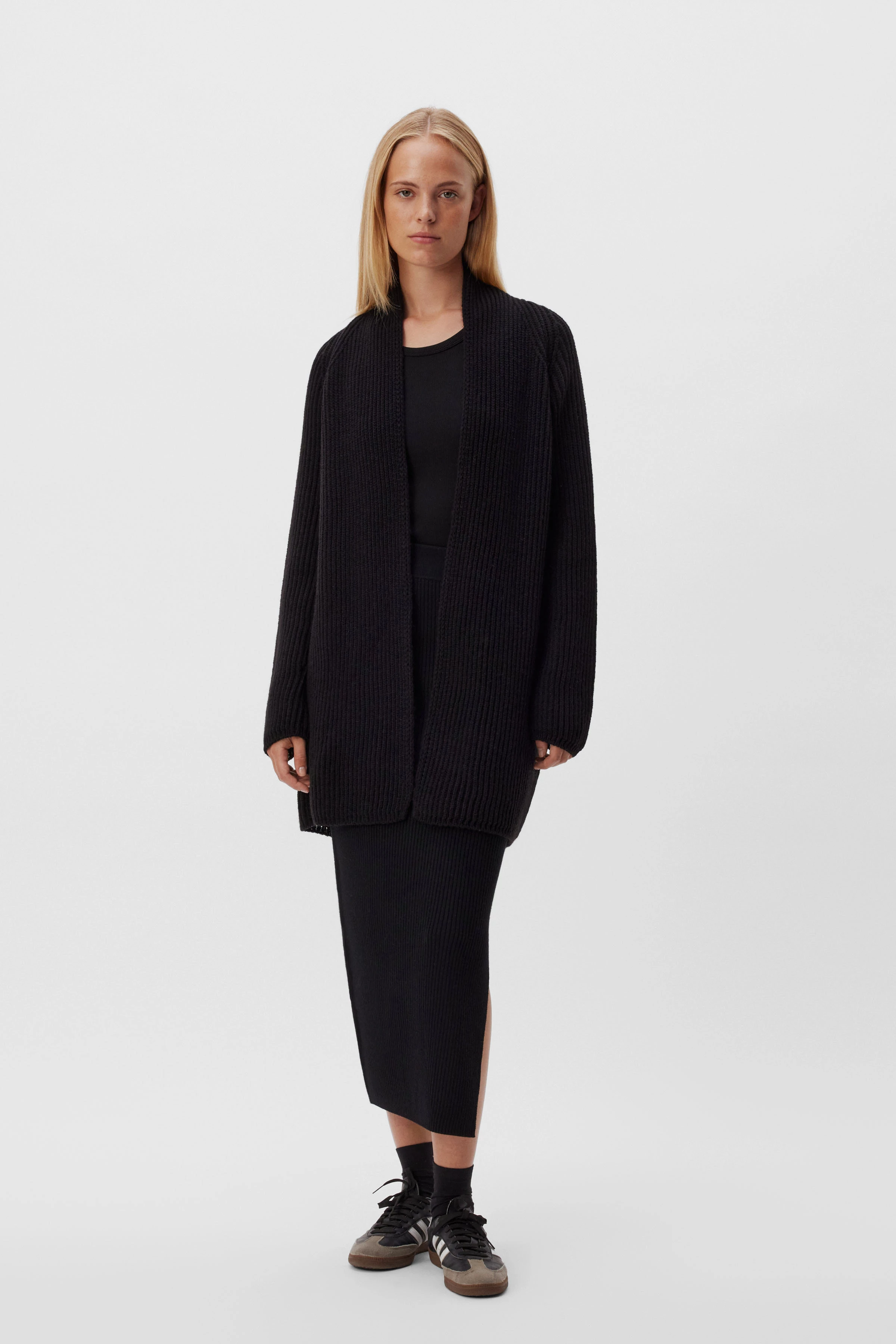 BLUMA - Strickjacke in Woll-Alpaka-Mix - Damen - schwarz - Ganzkörper-Frontansicht