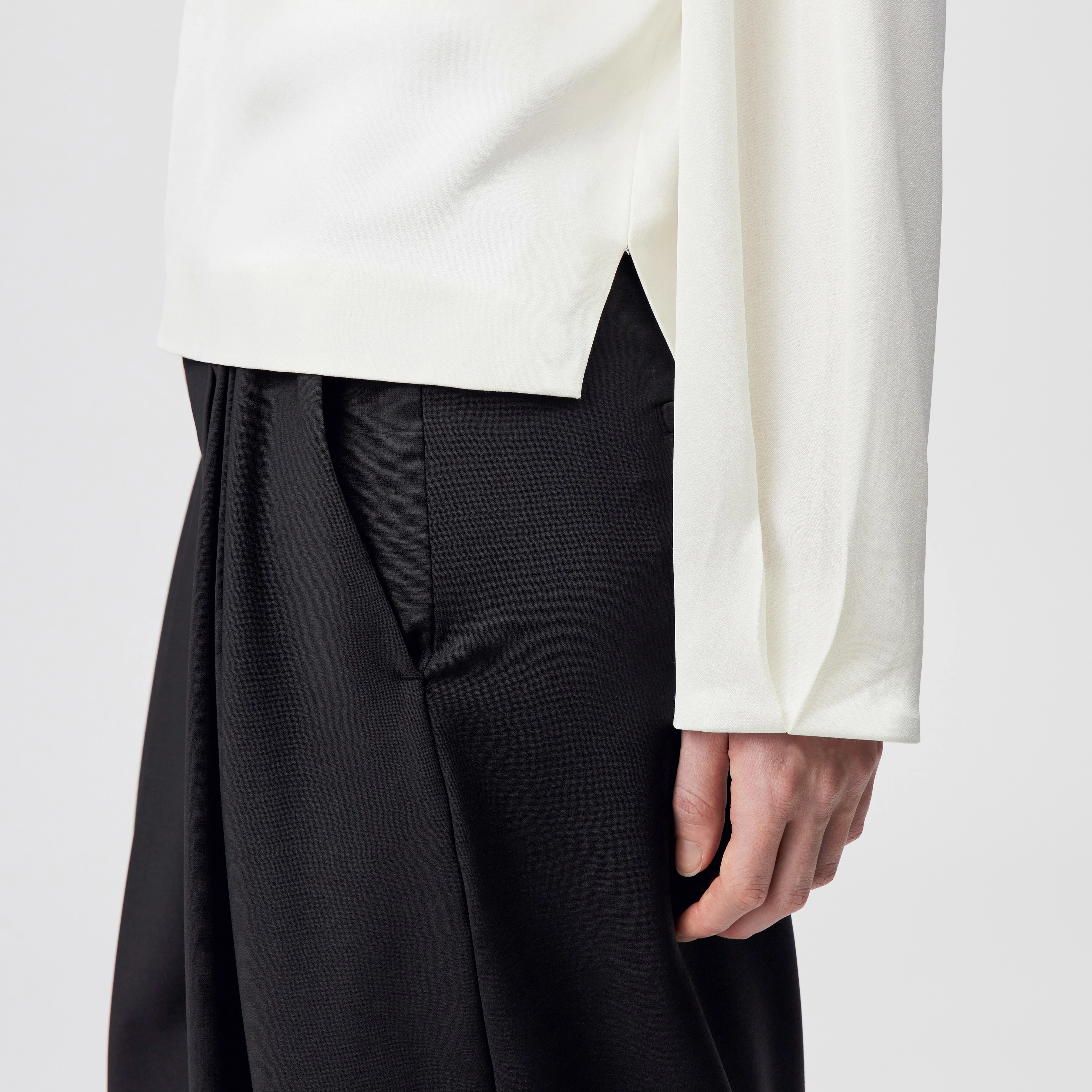 ALVARA - Satin blouse with stand-up collar - women - off white - Detailansicht am Model
