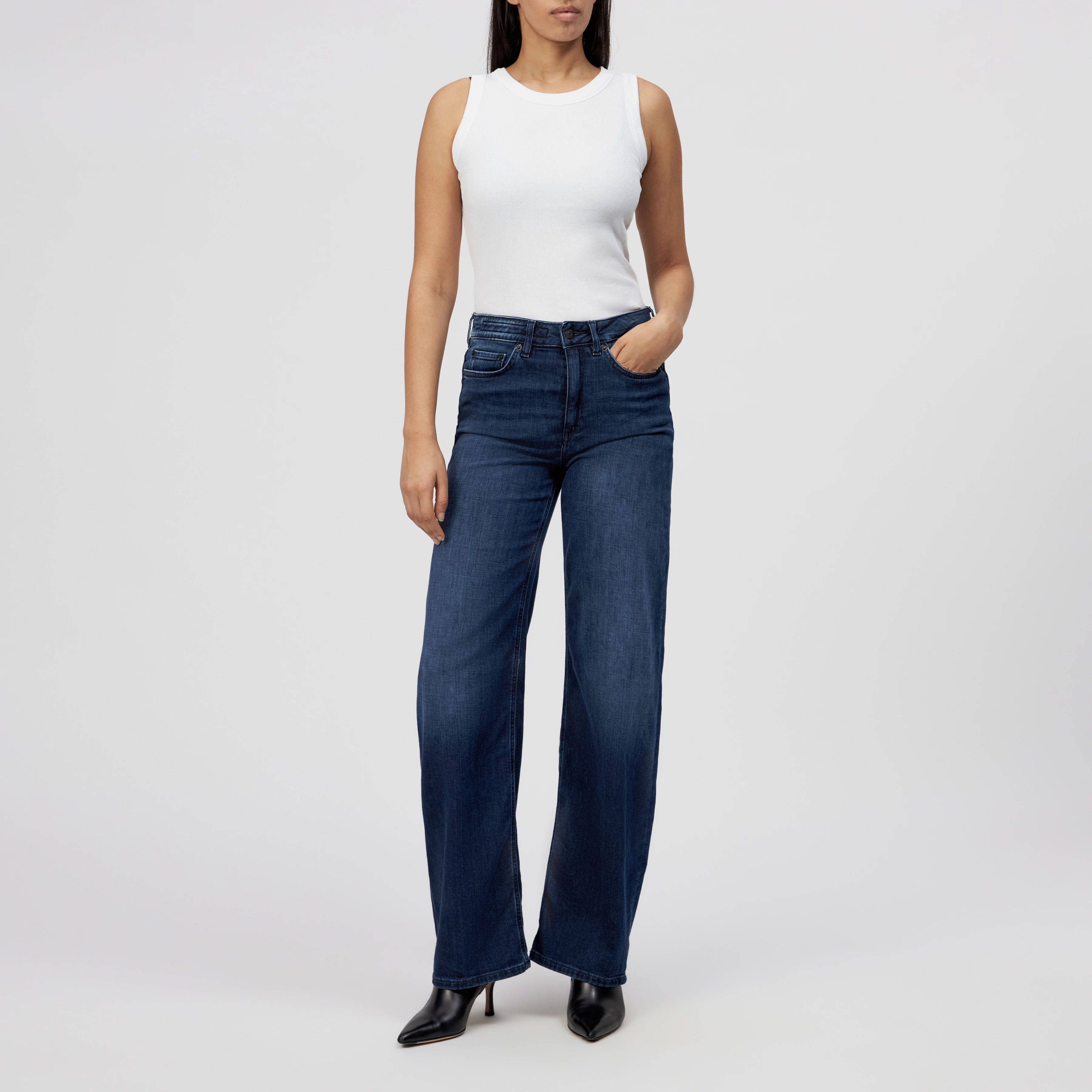 MEDLEY - Mid-waist jeans in dark-blue denim - women - blue - Ganzkörper-Frontansicht