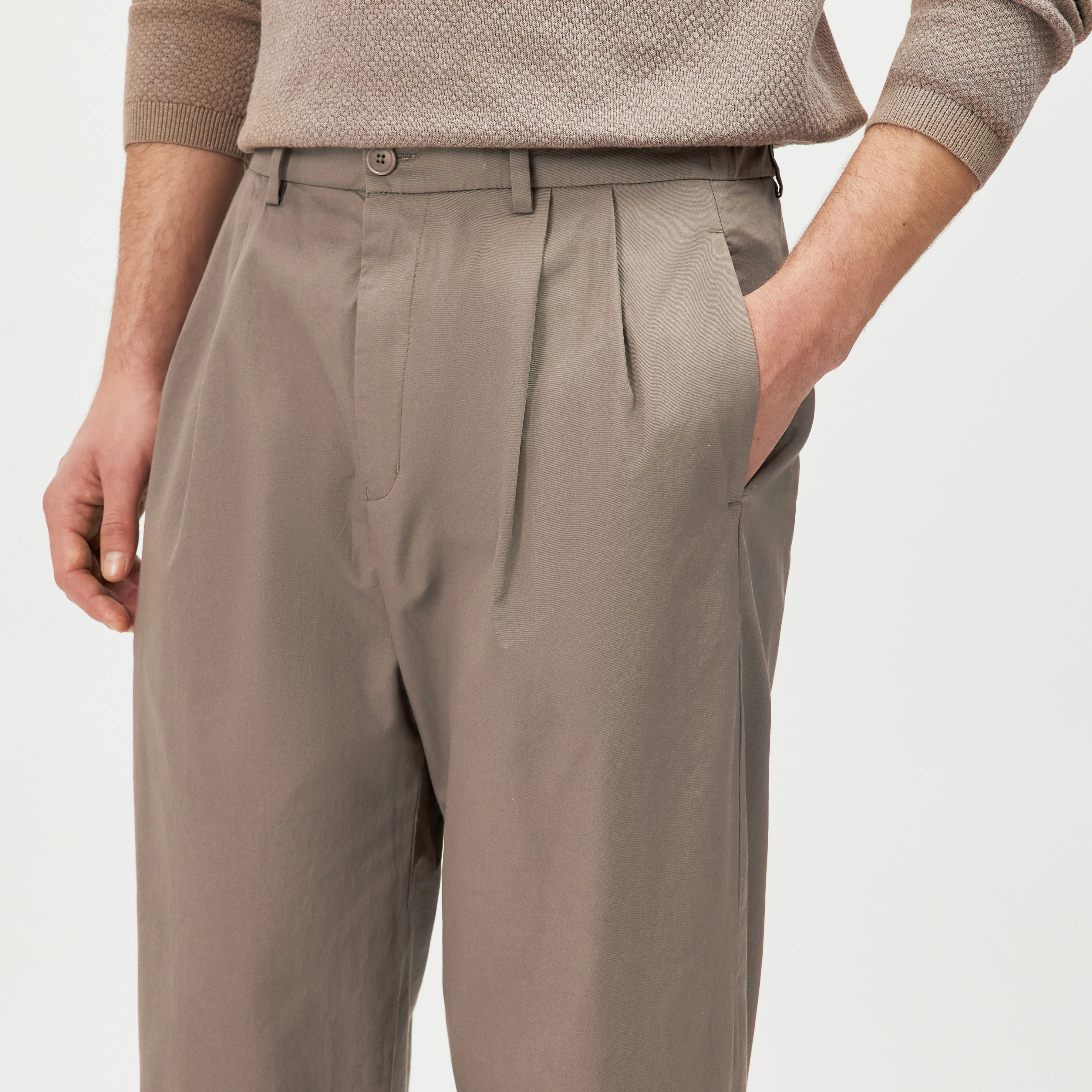 MARYKO - Tailored cotton-twill trousers - men - brown - Detailansicht am Model