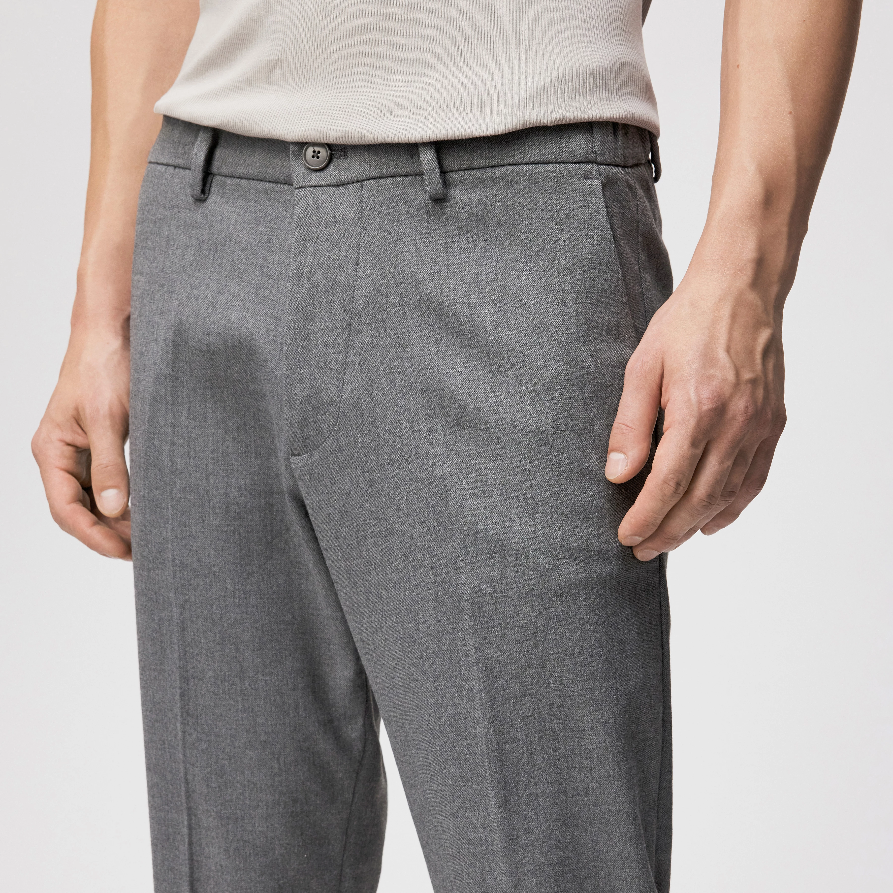 AJEND_RGLR - Konfektionierte Hose in softem Flanell - Herren - grau - Detailansicht am Model