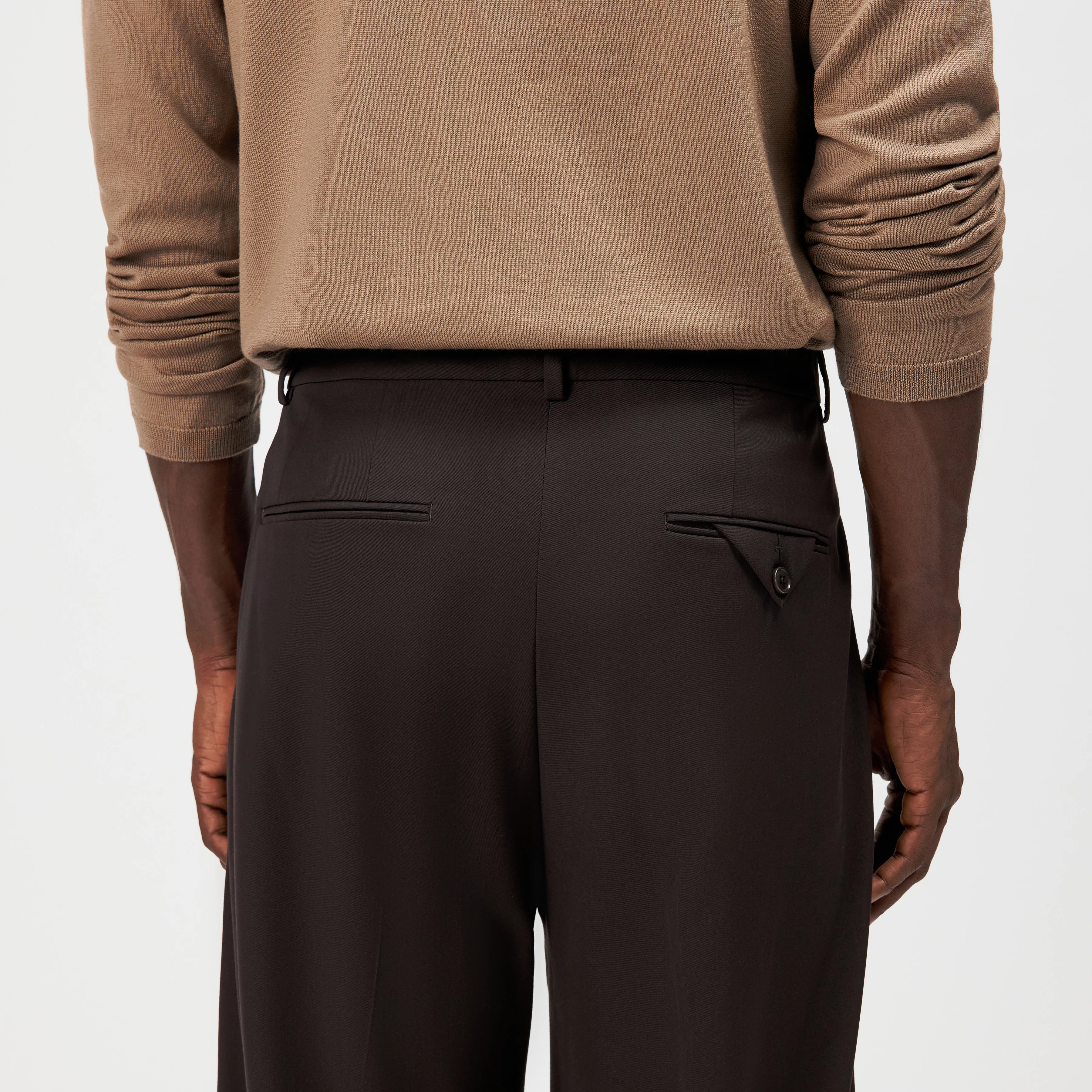 NODACO - Classic trousers in fine twill - men - brown - Detailansicht am Model
