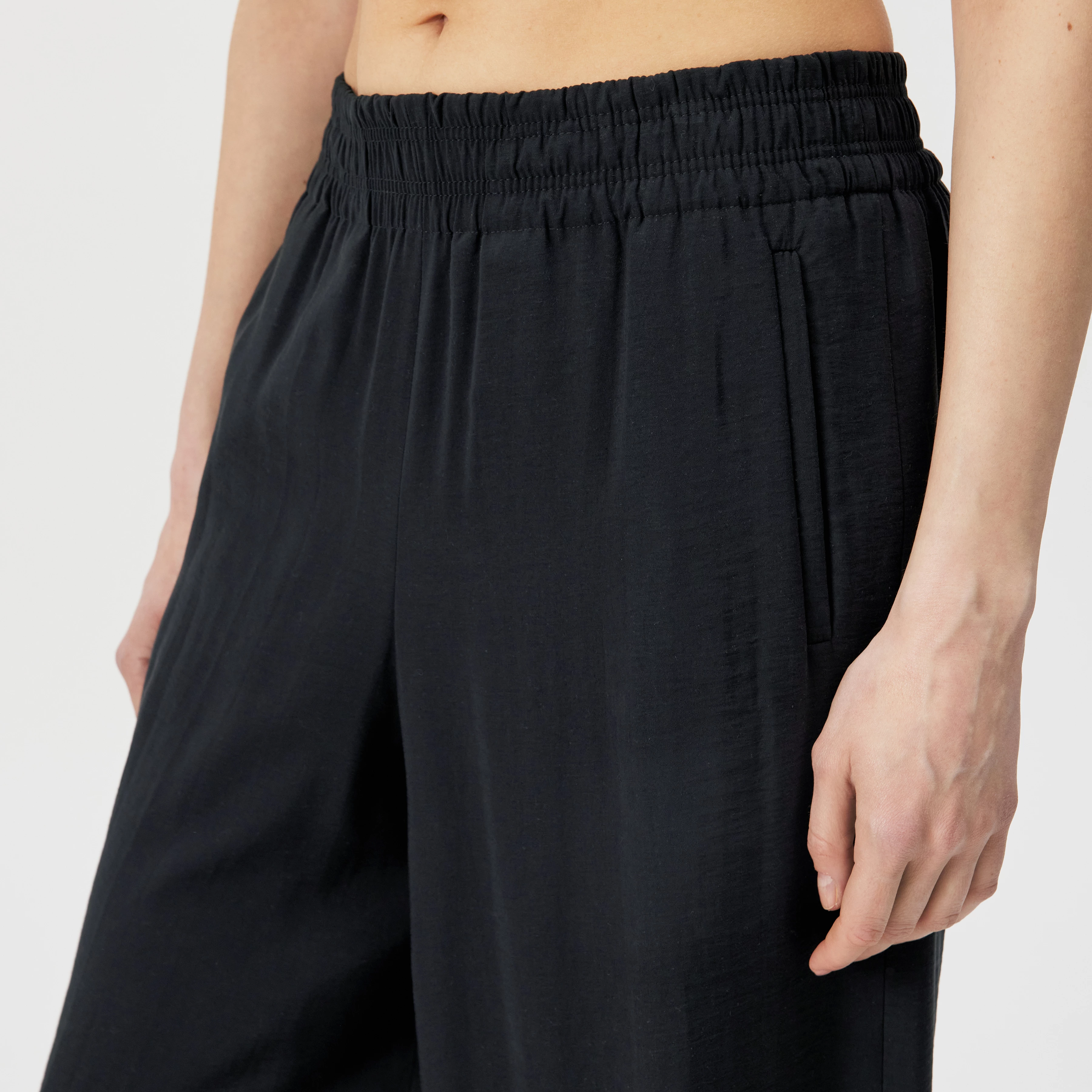 CEILING - Pantalon ample en twill fluide. - women - noir - Detailansicht am Model