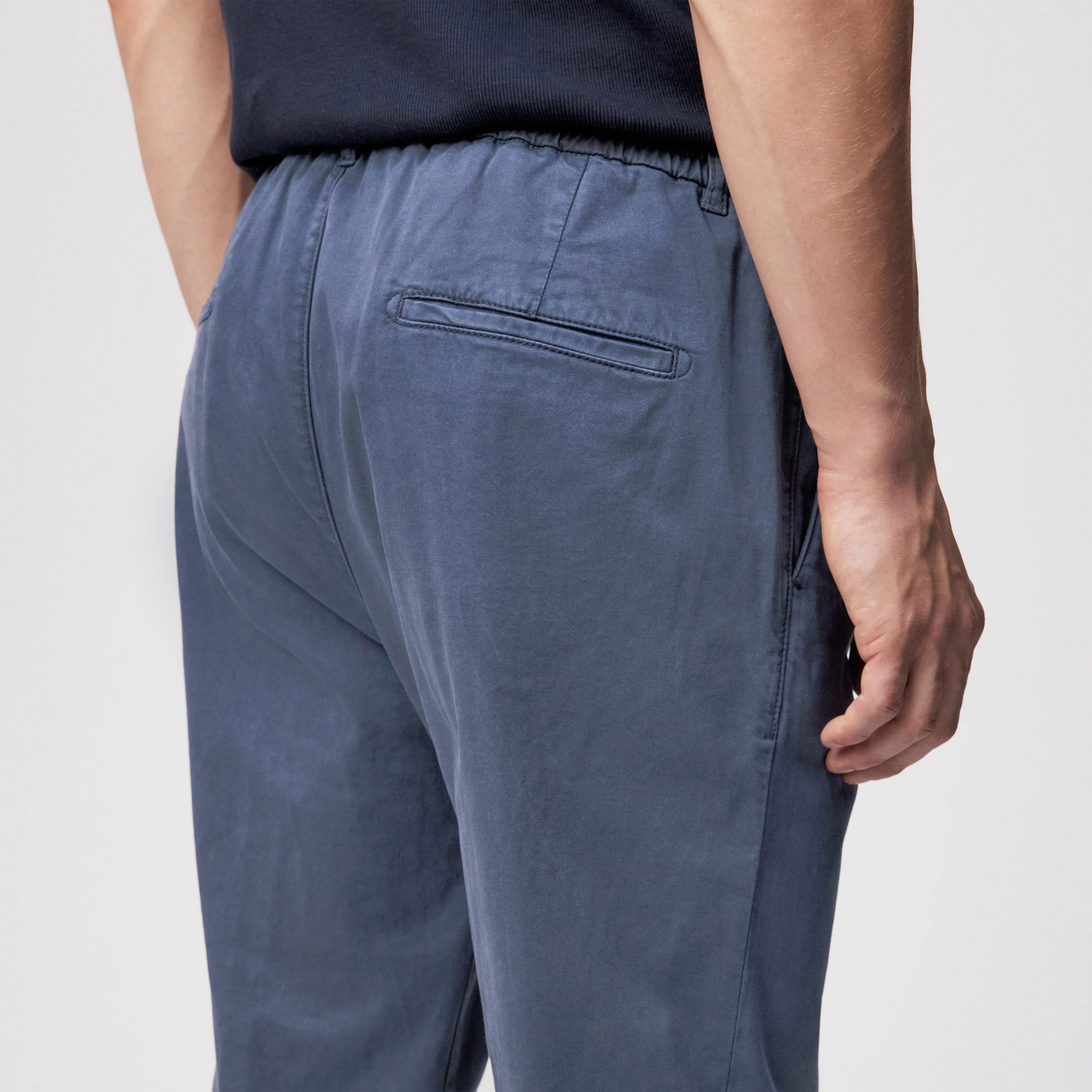 CHASY_RGLR - Casual trousers with pleats in soft cotton - men - blue - Detailansicht am Model
