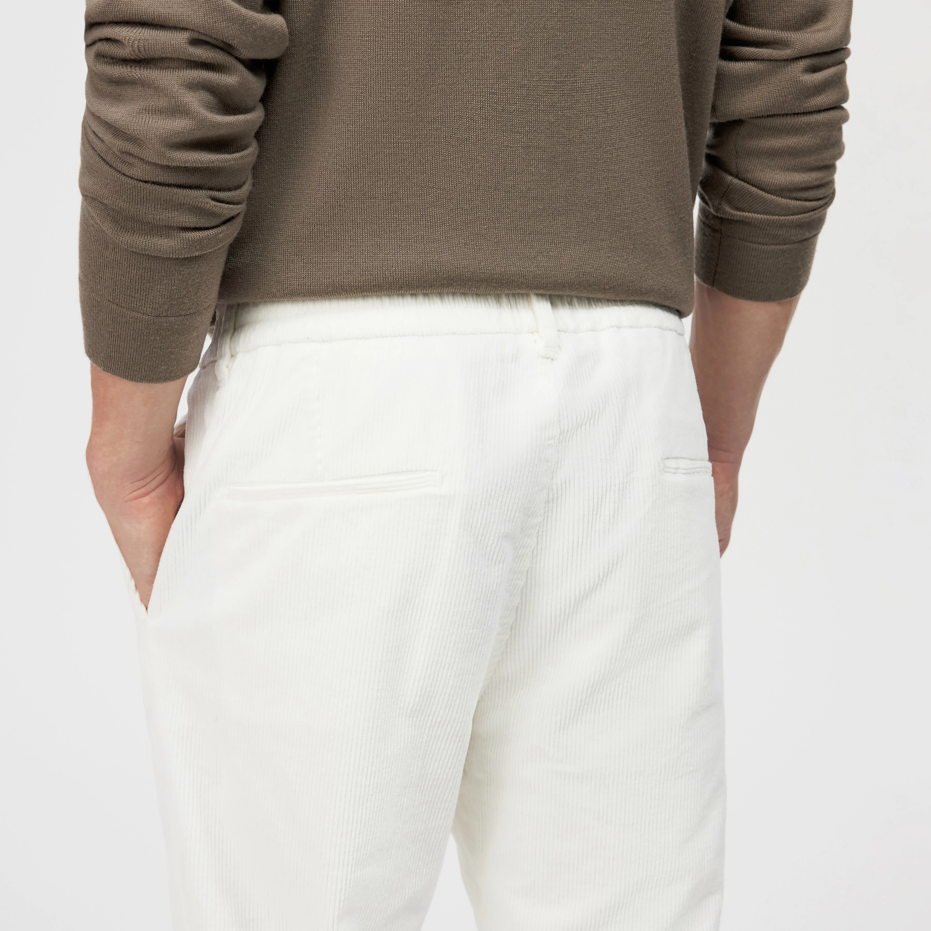 CHASY - Casual trousers with pleats in washed cotton corduroy - men - off white - Detailansicht am Model