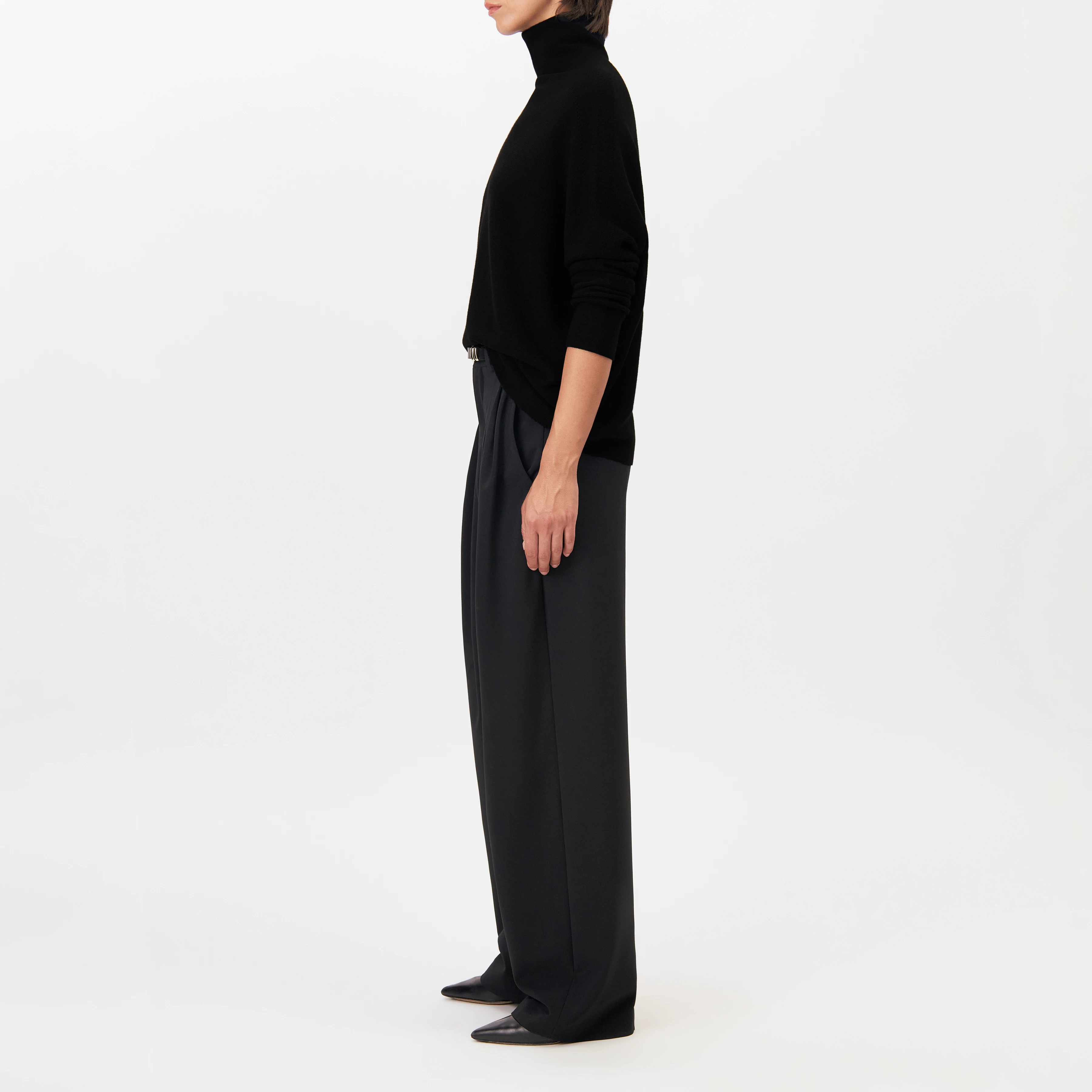 LIORA - Egg-shape turtleneck jumper in 100% merino wool - women - black - Seitenansicht