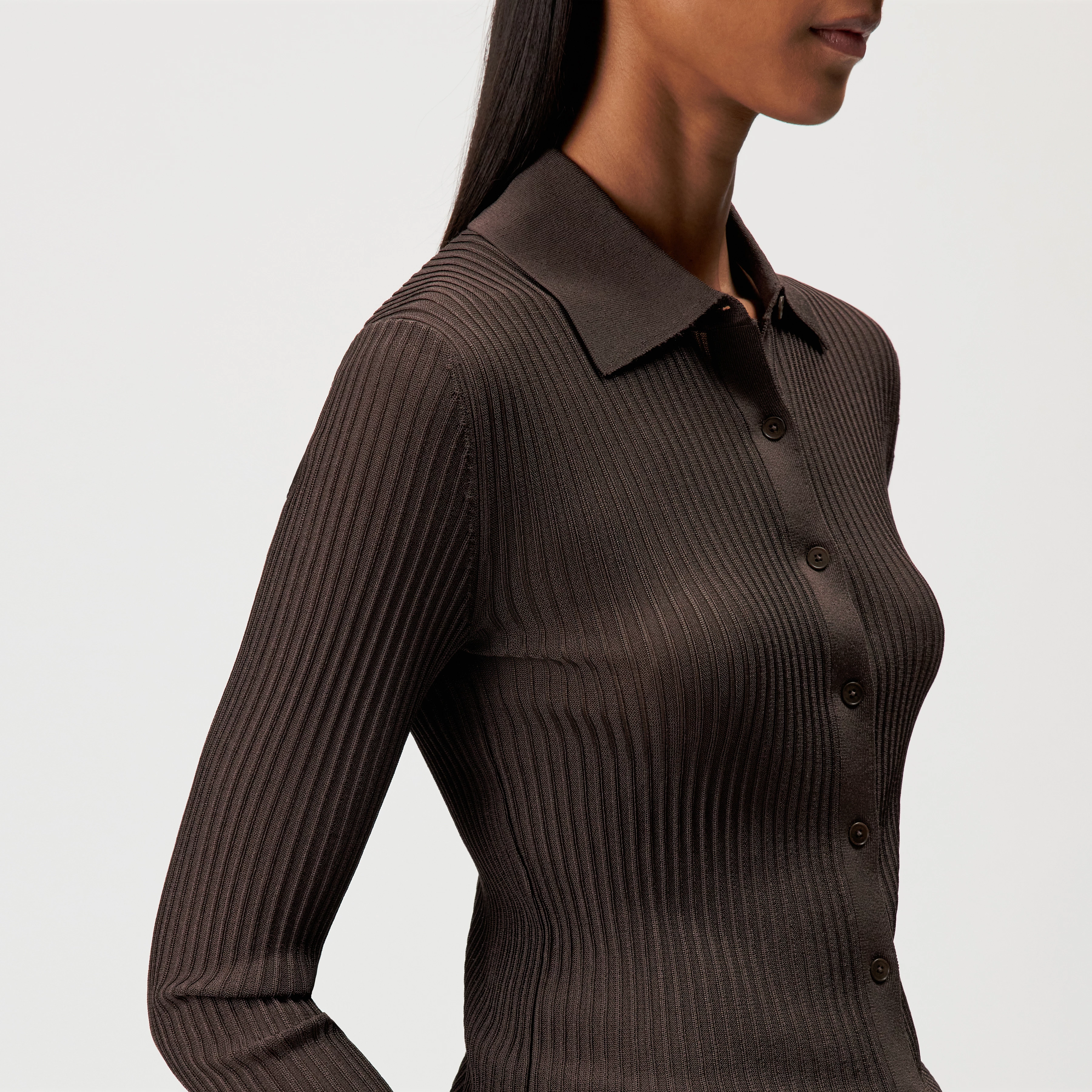 ARHANYA - Cardigan ajusté en maille, pur acétate - women - marron - Detailansicht am Model