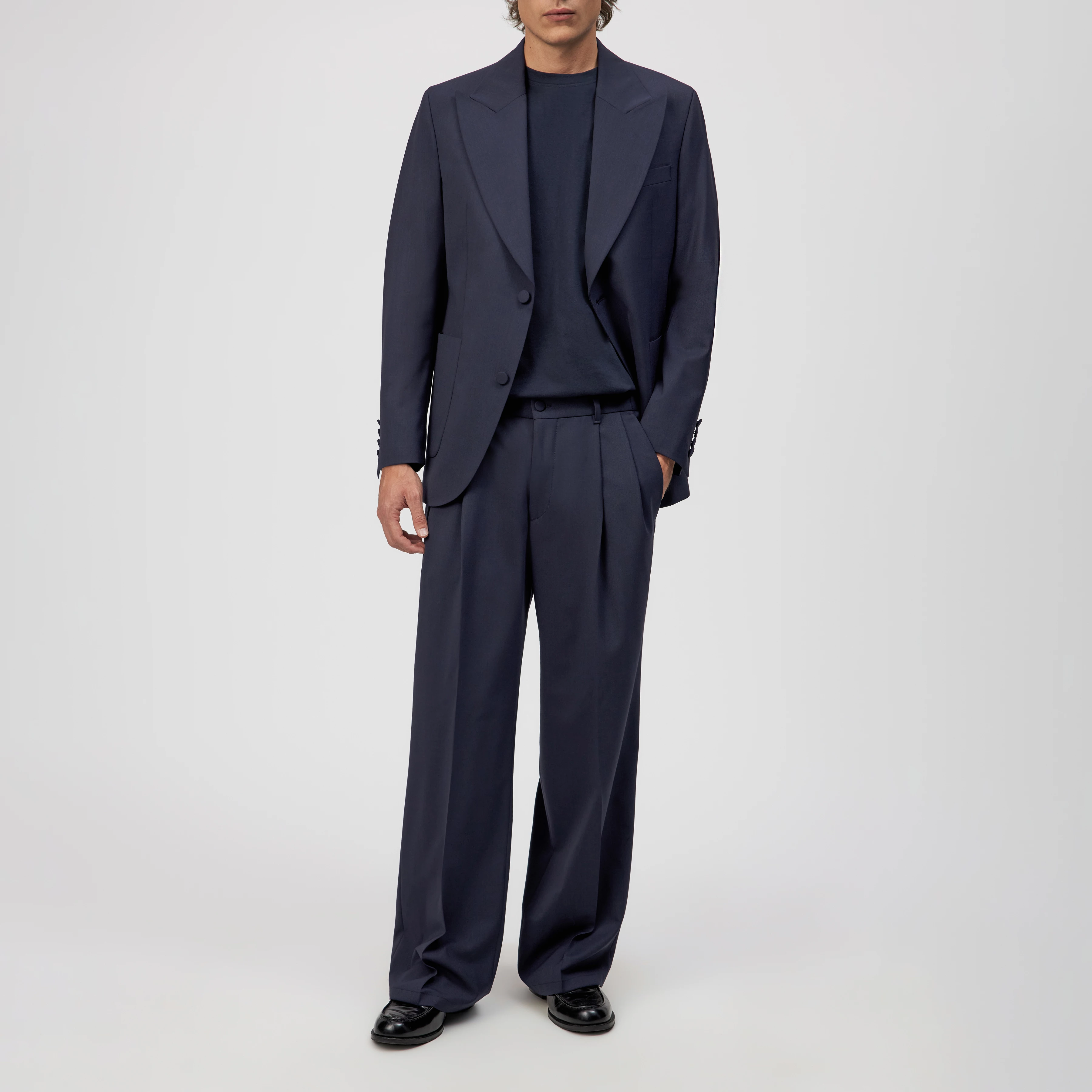 LW_HELL_MUT - Avantgardistischer Anzug in Wollserge - Herren - blau - Ganzkörper-Frontansicht