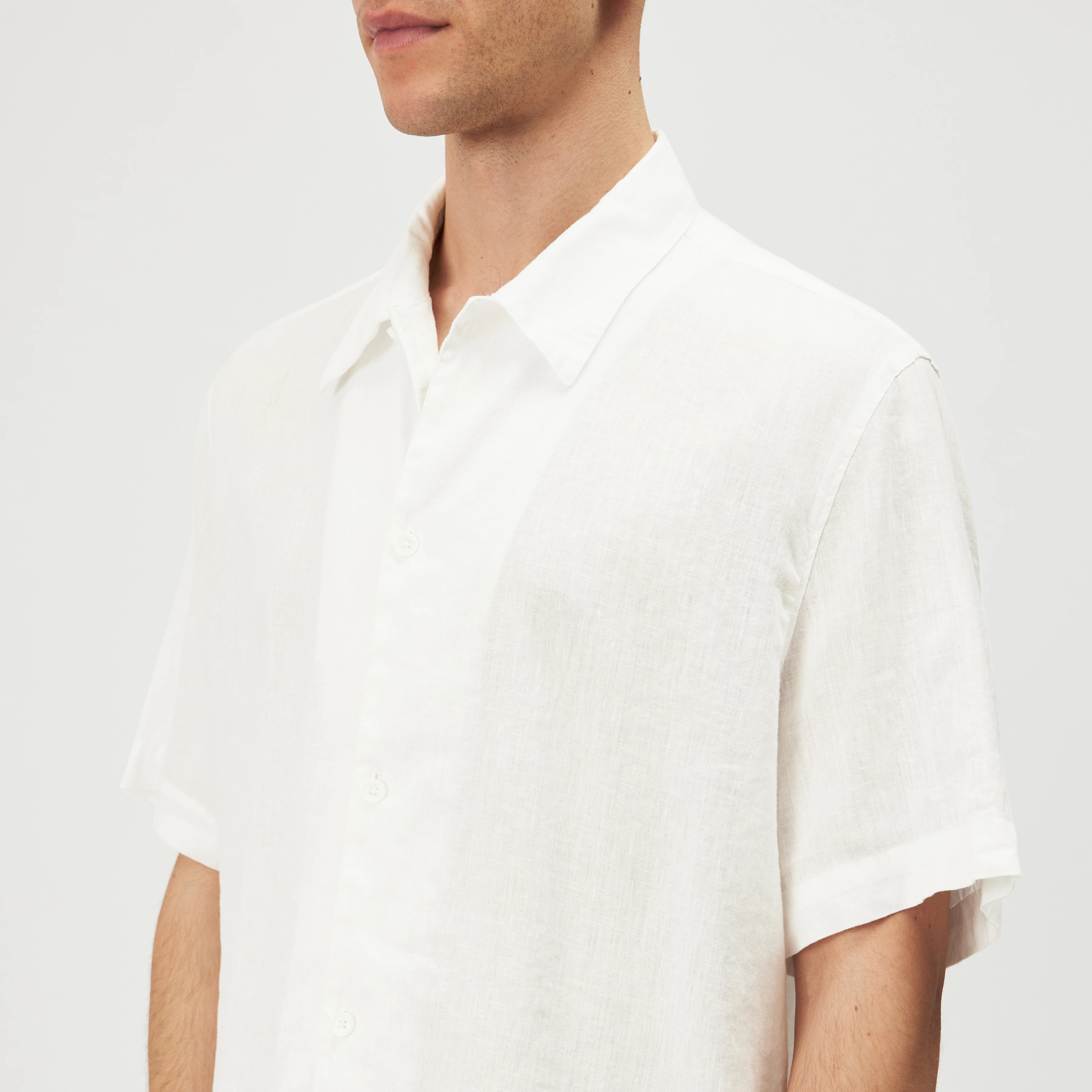 MERYN - Short-sleeve linen blend shirt - men - white - Detailansicht am Model