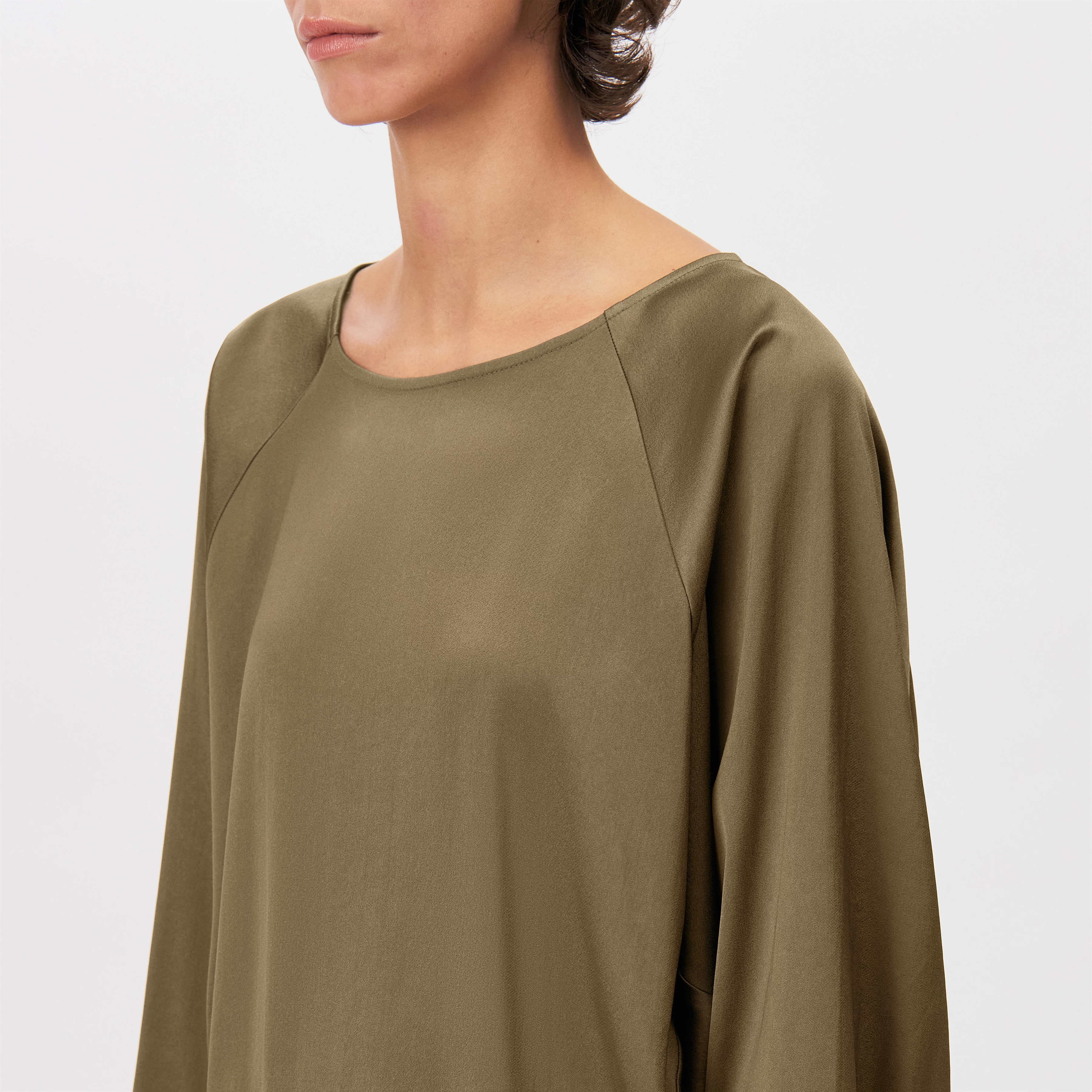 NIALINI - T-shirt blouse in satin - women - green - Detailansicht am Model