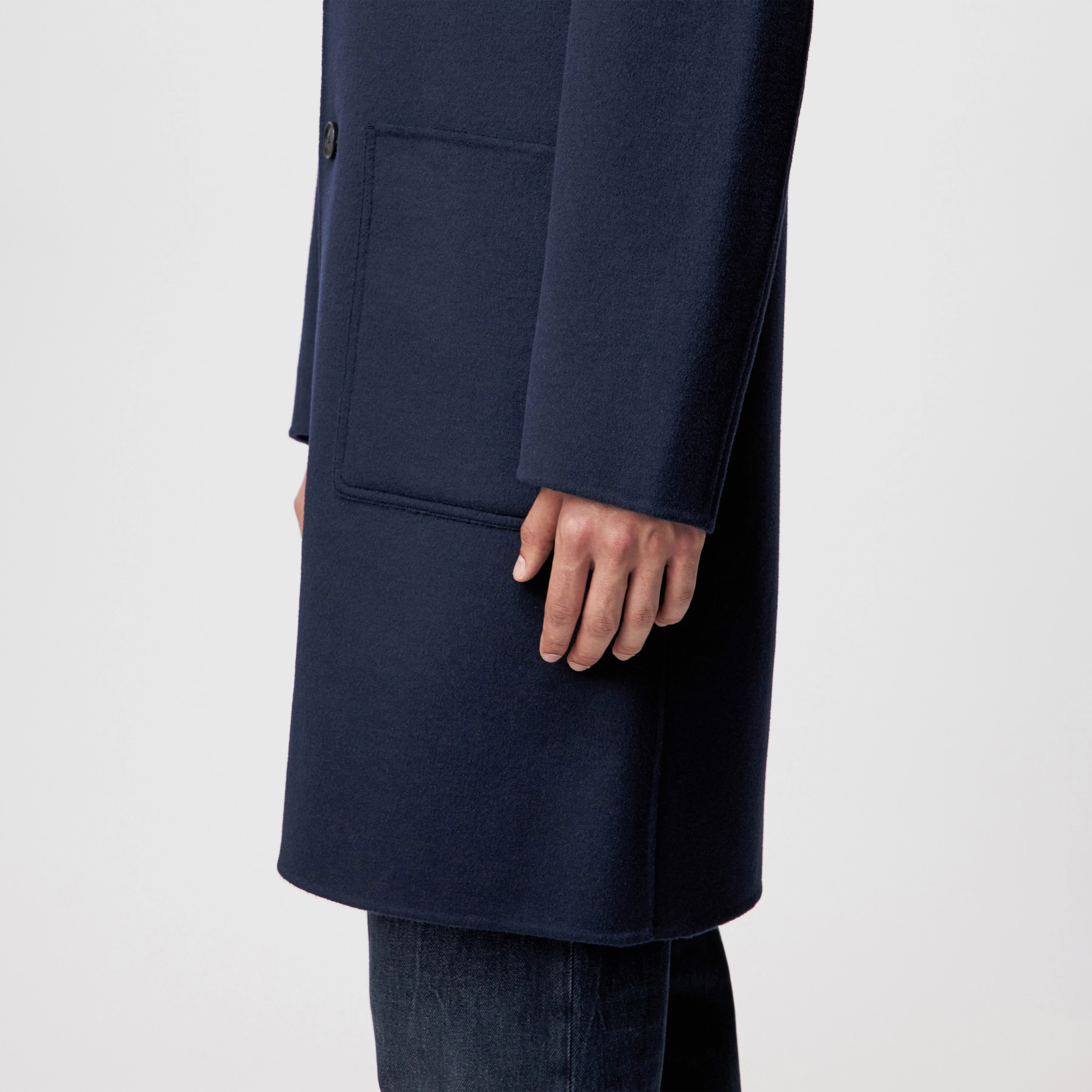 SOLAN - Classic coat in double-faced wool - men - blue - Detailansicht am Model