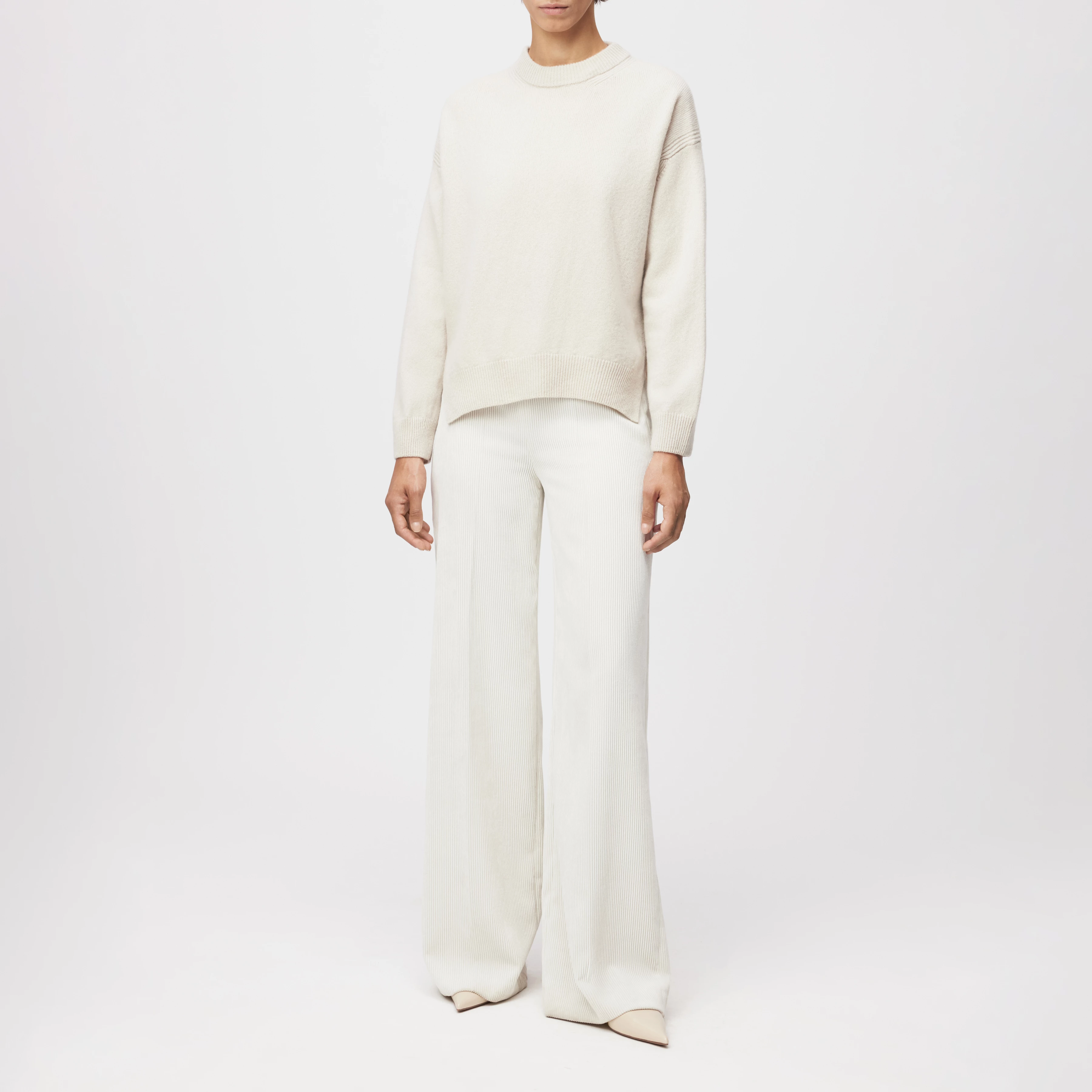 LIZIELA - Rundhalspullover in Schurwolle - Damen - beige - Ganzkörper-Frontansicht