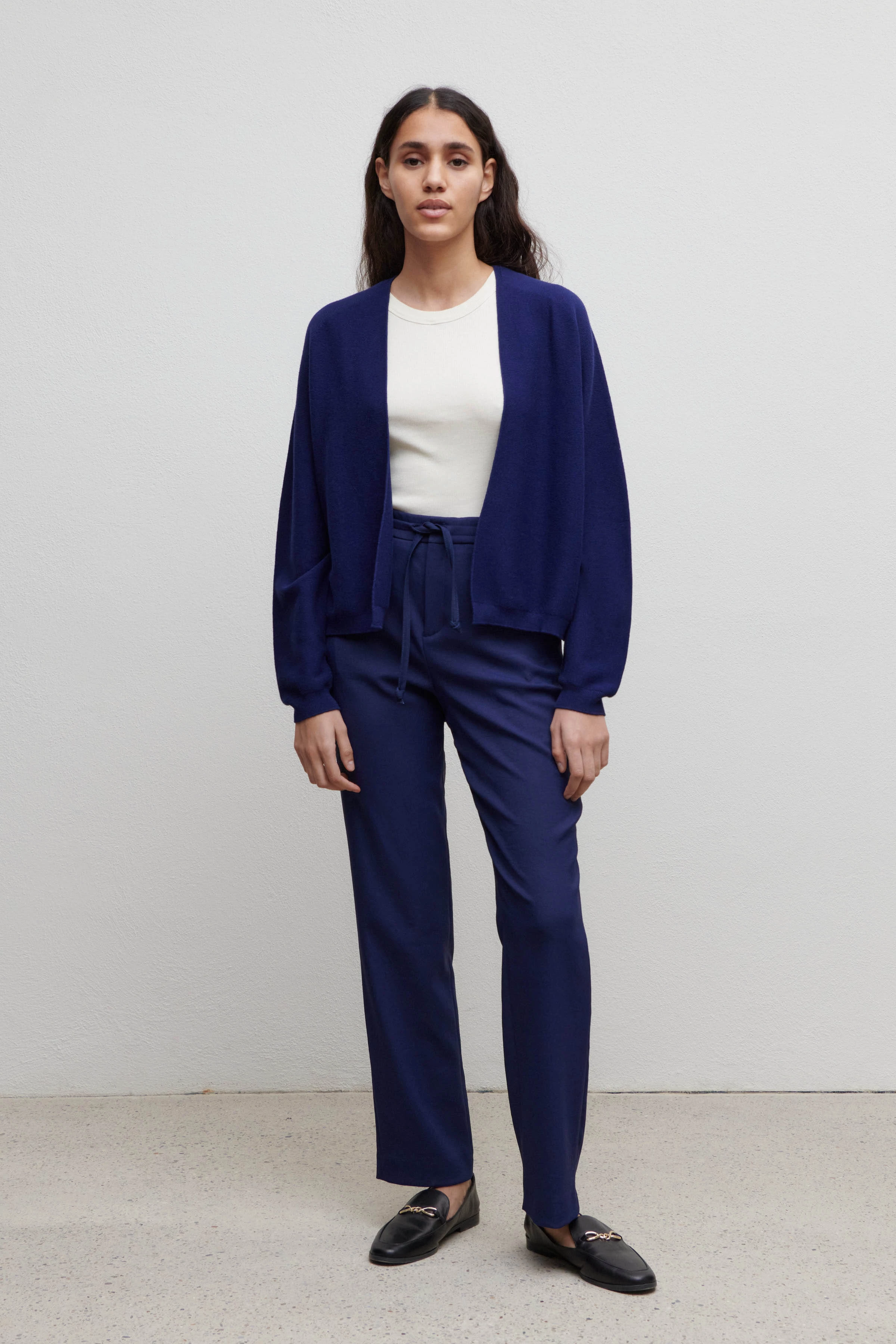 MANUMY - cleane Strickjacke - Damen - blau - Ganzkörper-Frontansicht