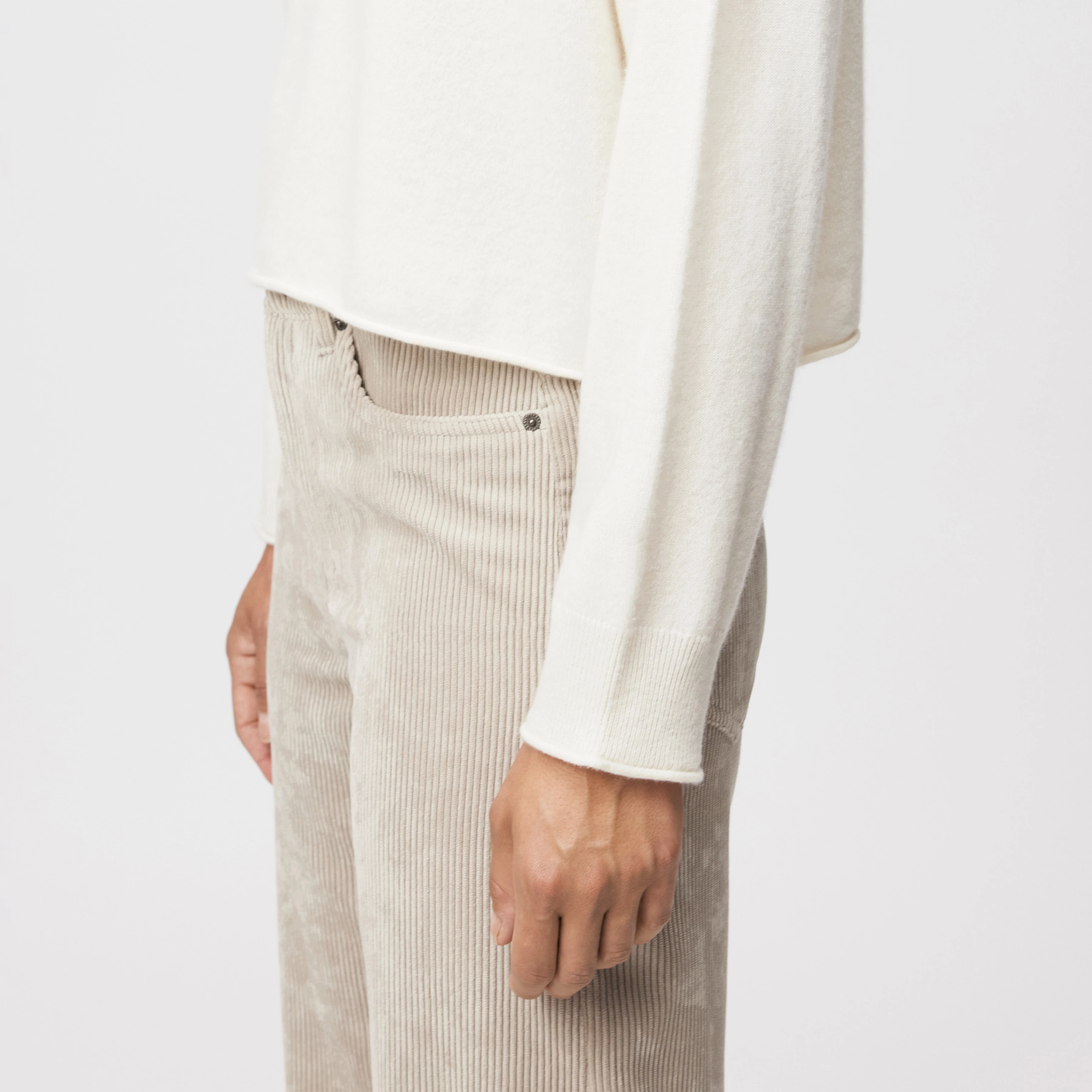 MALESE - Verkürzter Pullover in 100% Kaschmir - Damen - off white - Detailansicht am Model