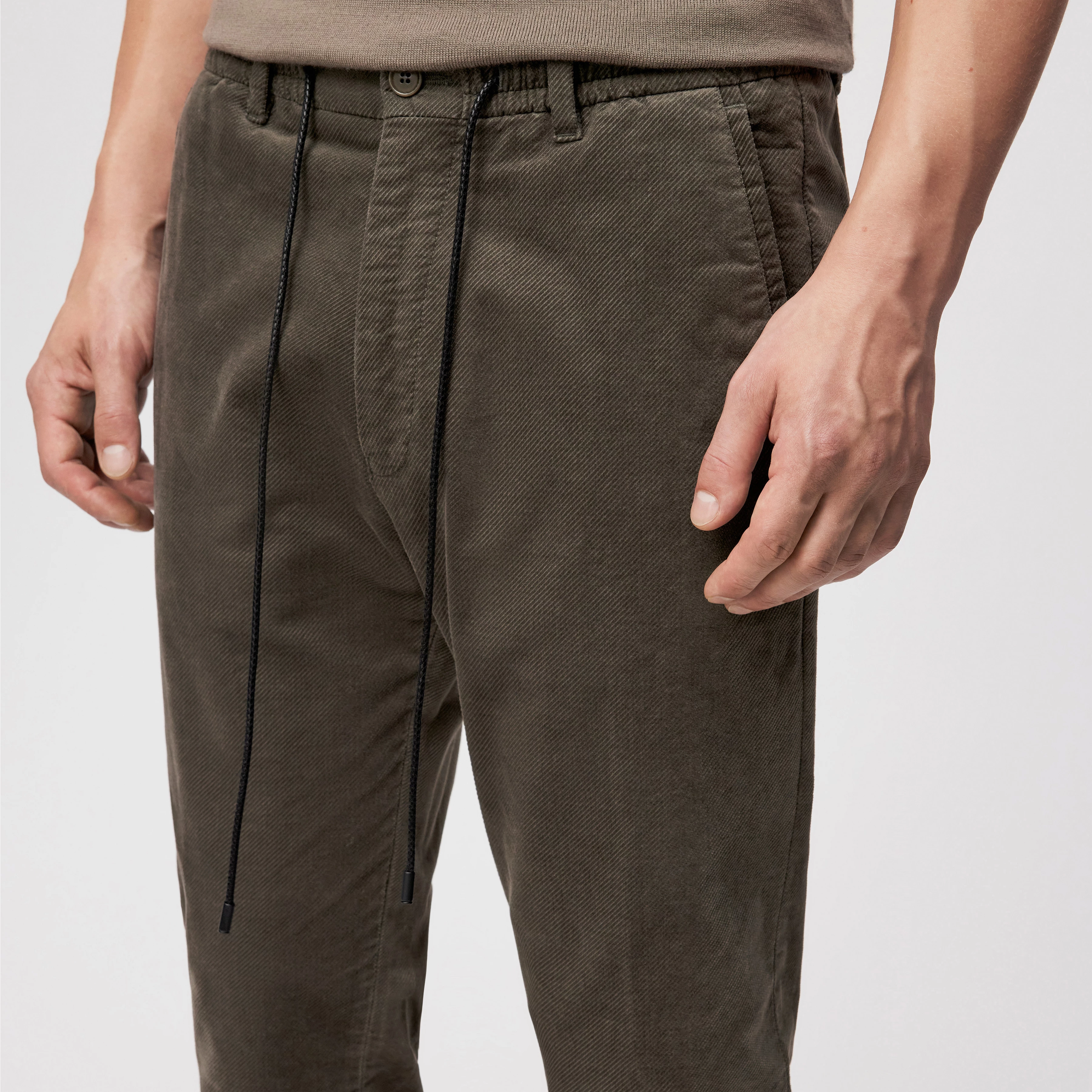 DEGER - Jogpants mit Tunnelzug in Samt - Herren - grün - Detailansicht am Model