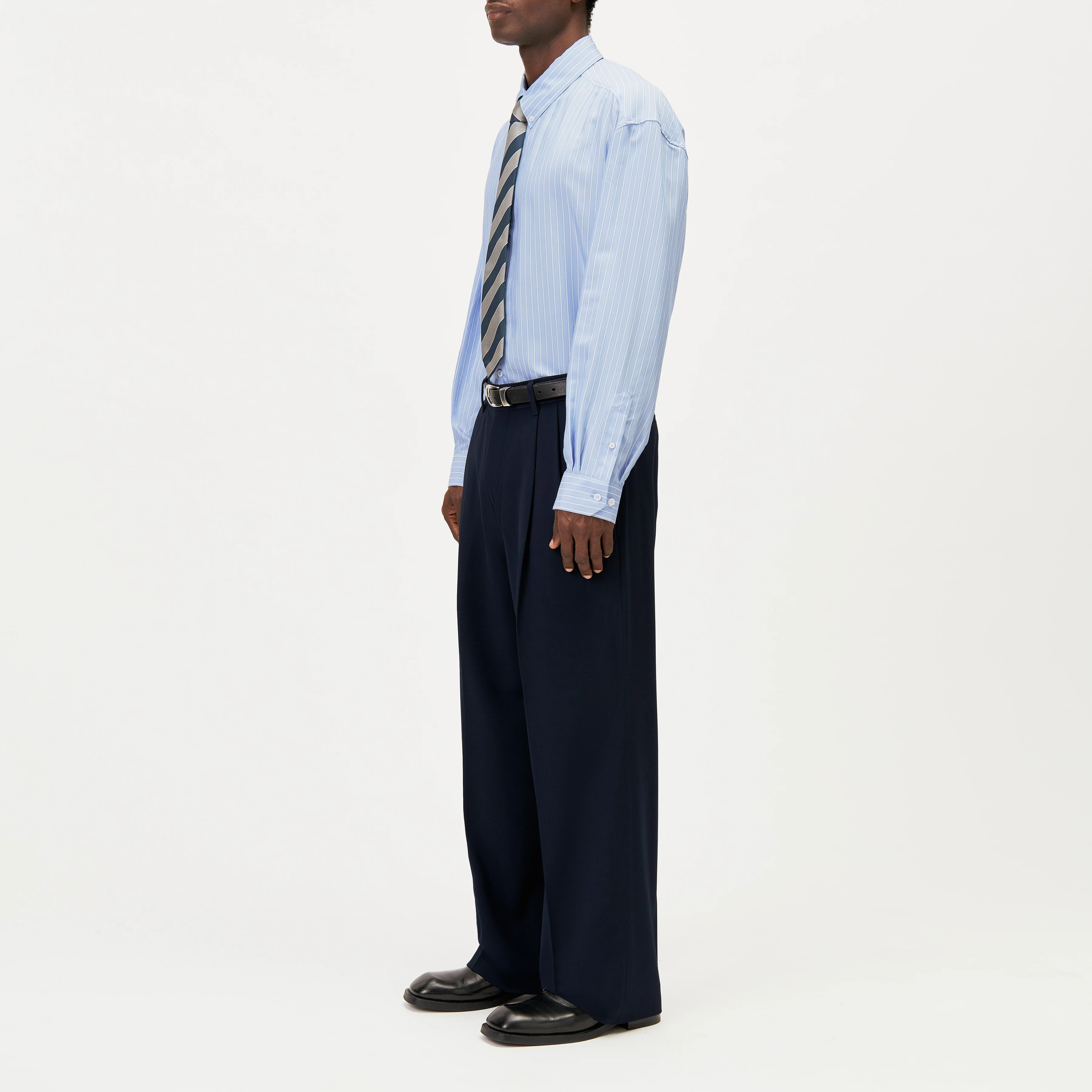 LEEK_WIDE - Relaxed fit pleated trousers in gabardine - men - blue - Seitenansicht