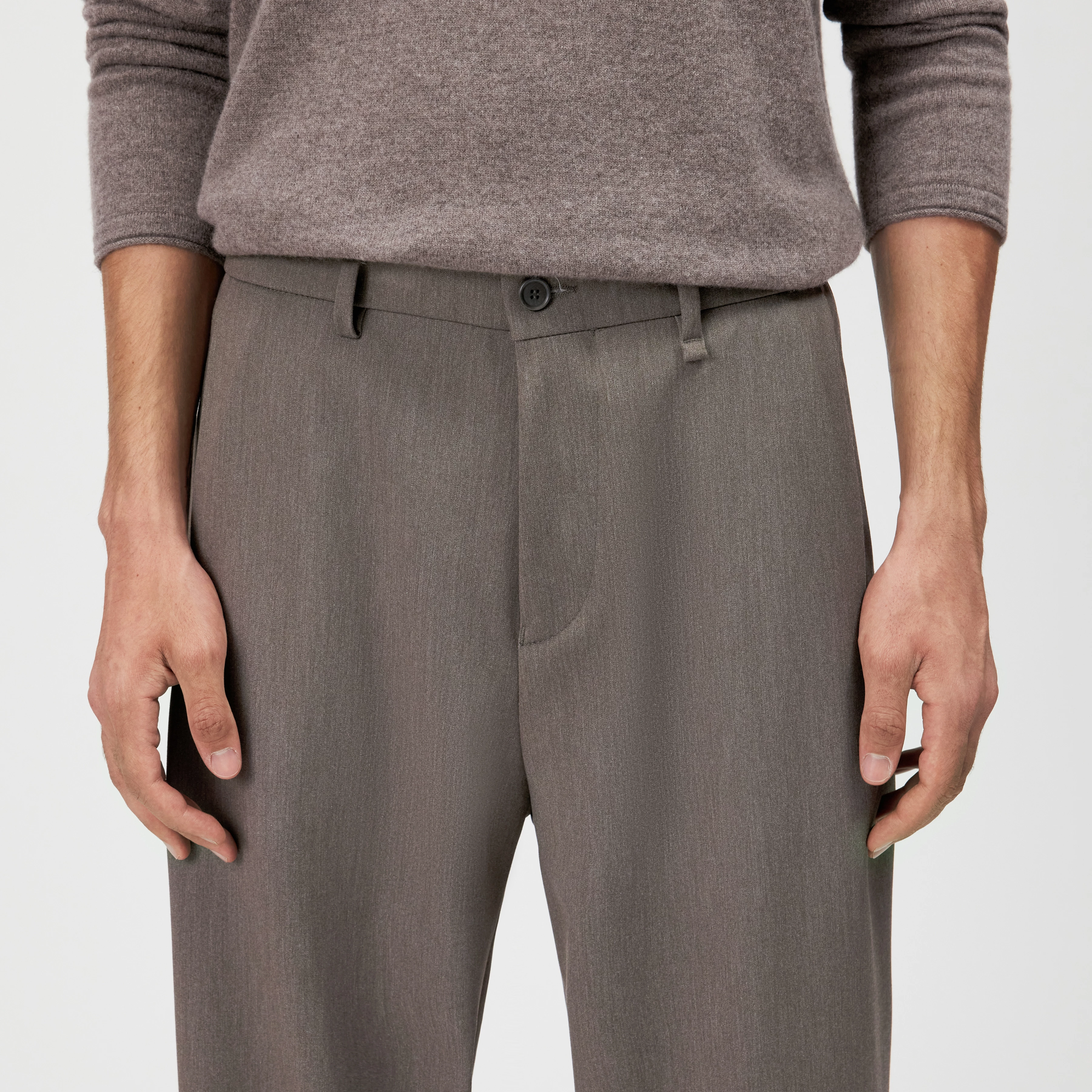 WYACO - Classic relaxed fit trousers in glossy satin - men - brown - Detailansicht am Model