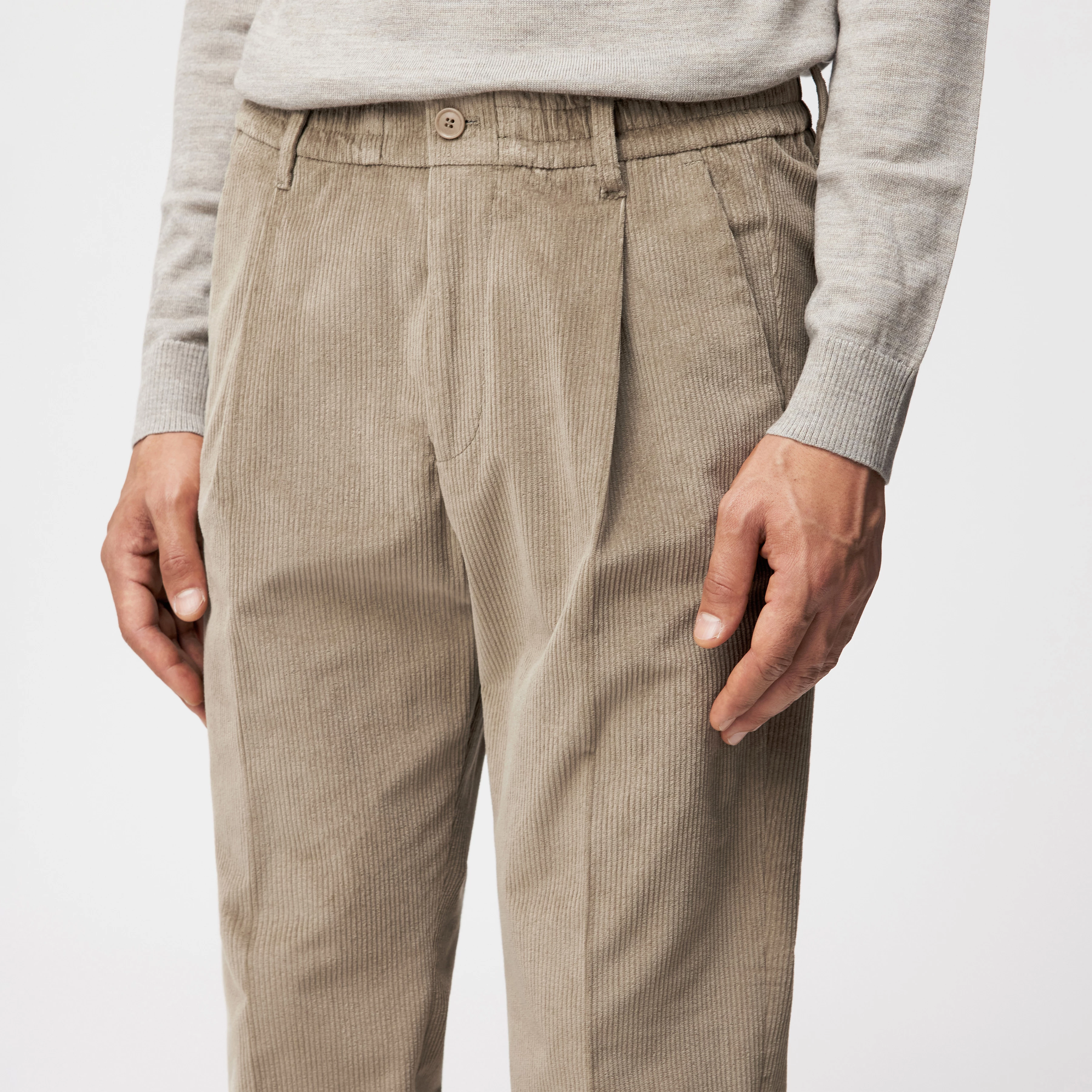 CHASY - Casual Hose mit Bundfalte in Baumwoll-Cord - Herren - braun - Detailansicht am Model