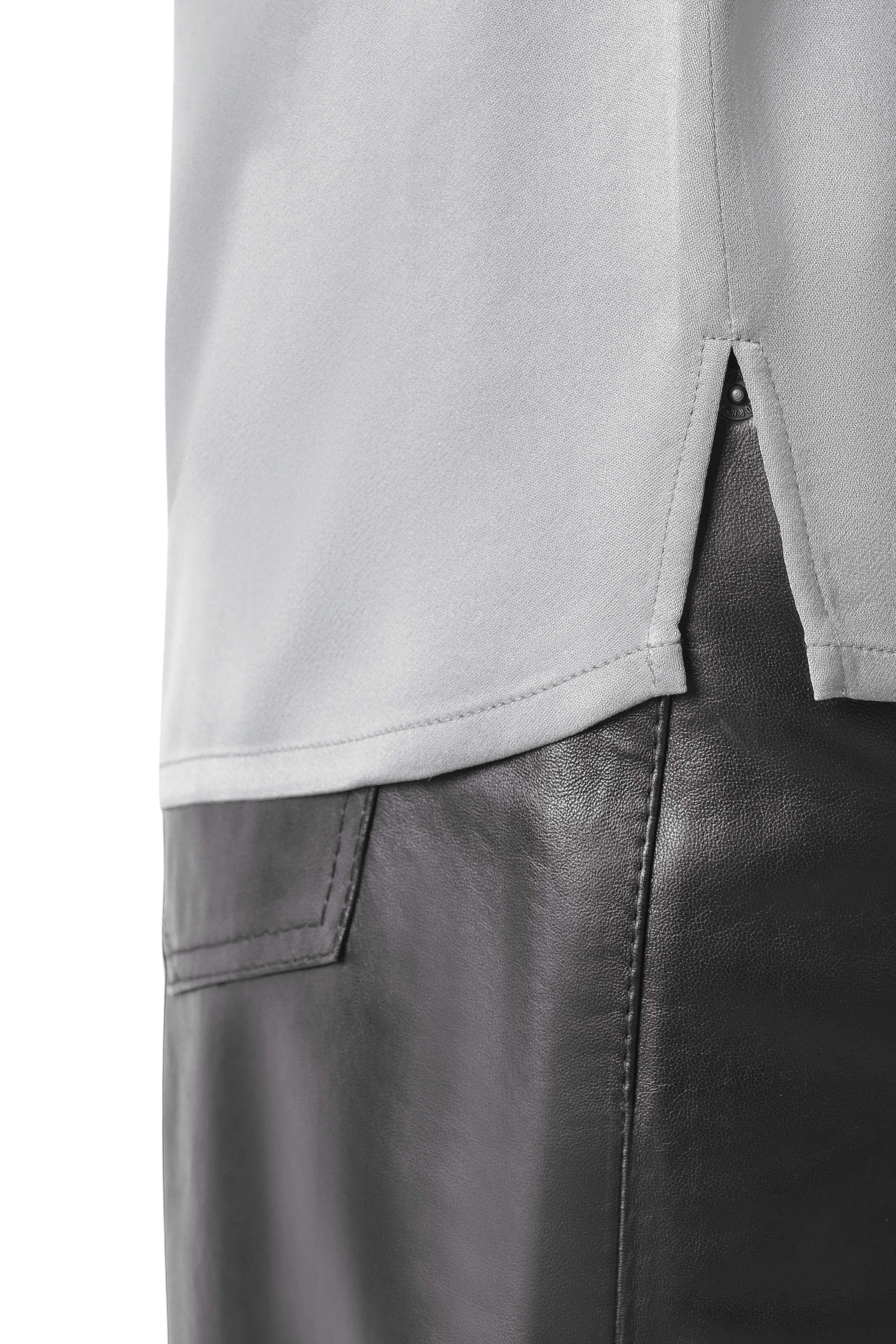 LEOMA - Top with knitted cuffs in satin - women - grey - Detailansicht am Model