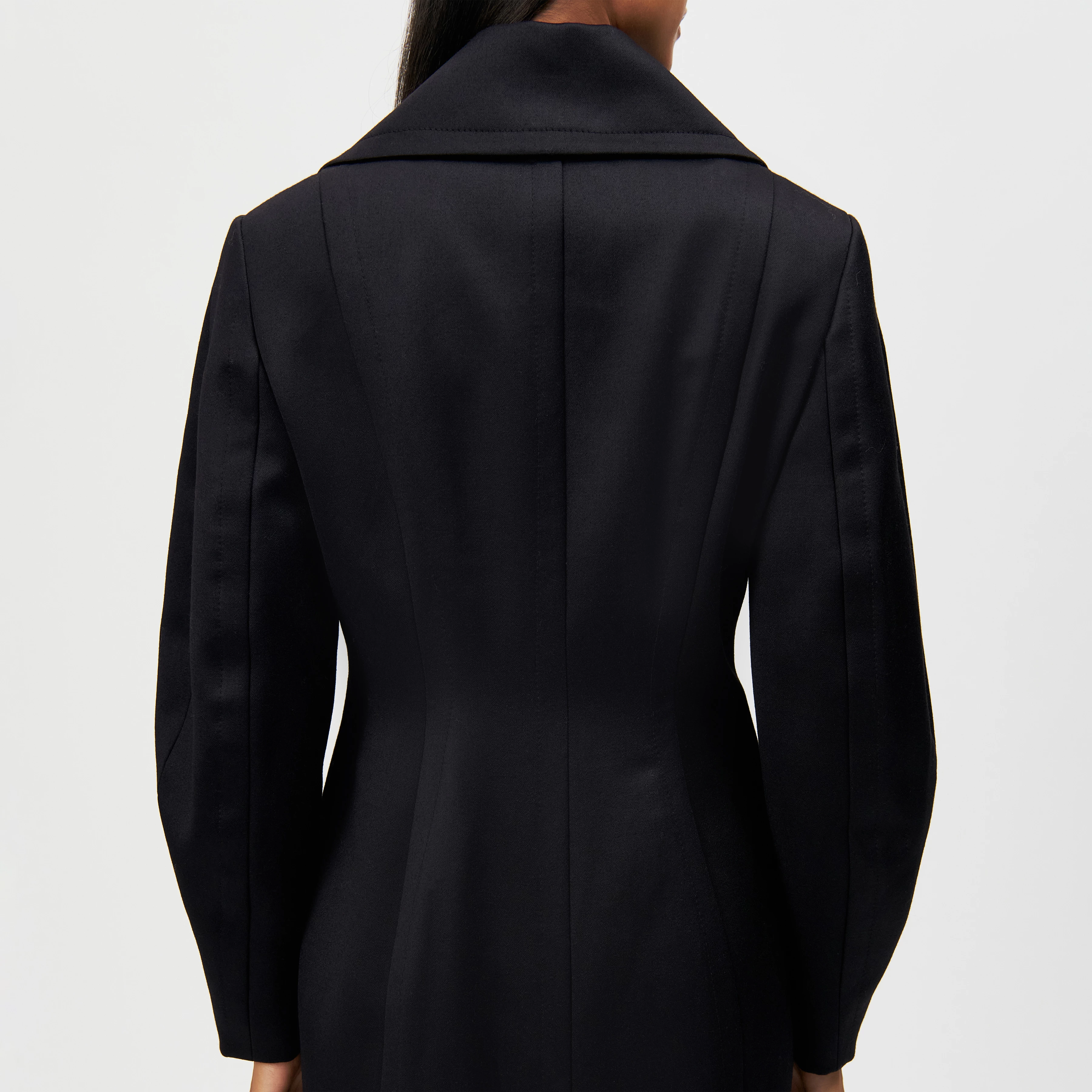 RISELY - Long double-breasted pure new wool coat - women - black - Detailansicht am Model