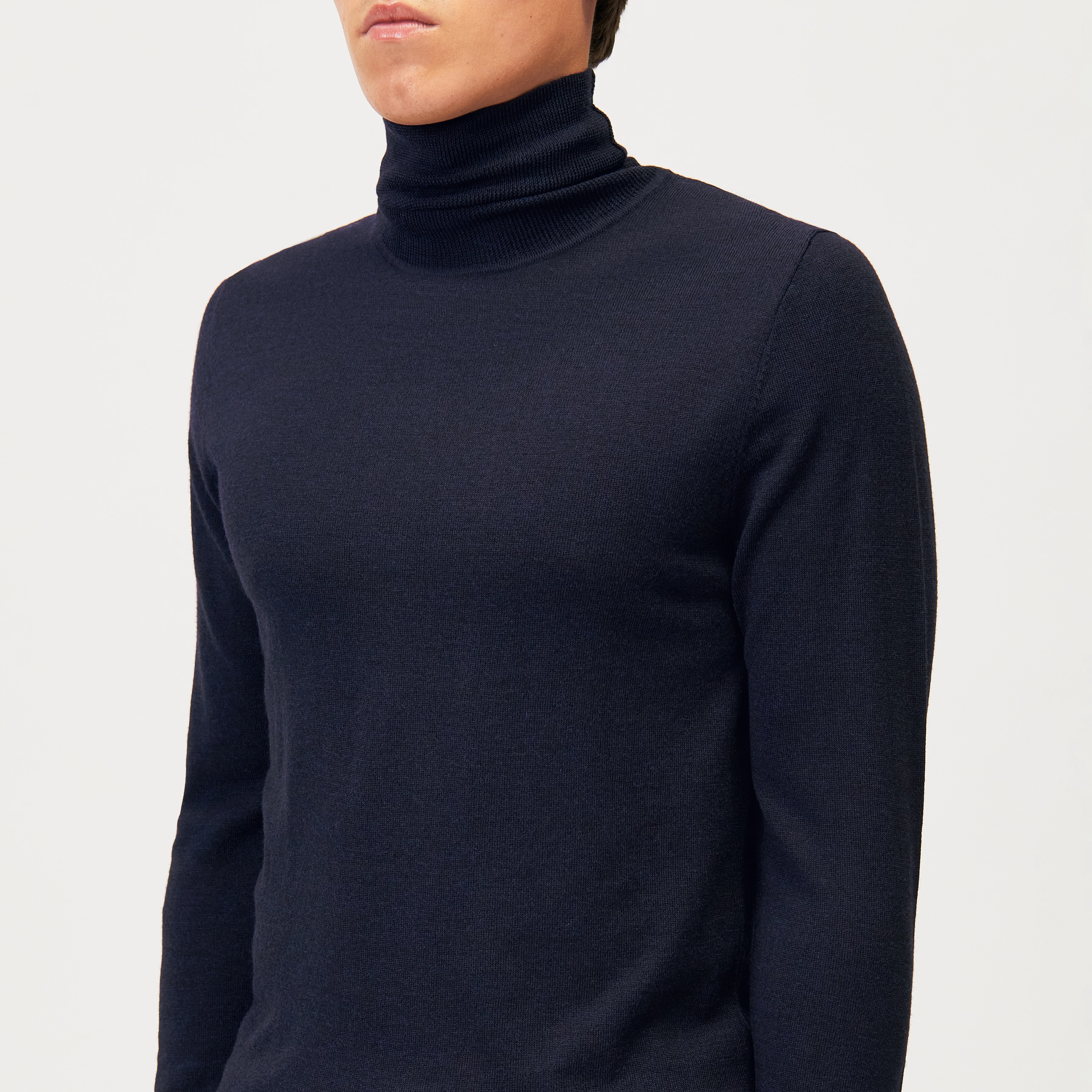 JOEY - Rollkragenpullover in 100% Merinowolle - Herren - blau - Detailansicht am Model
