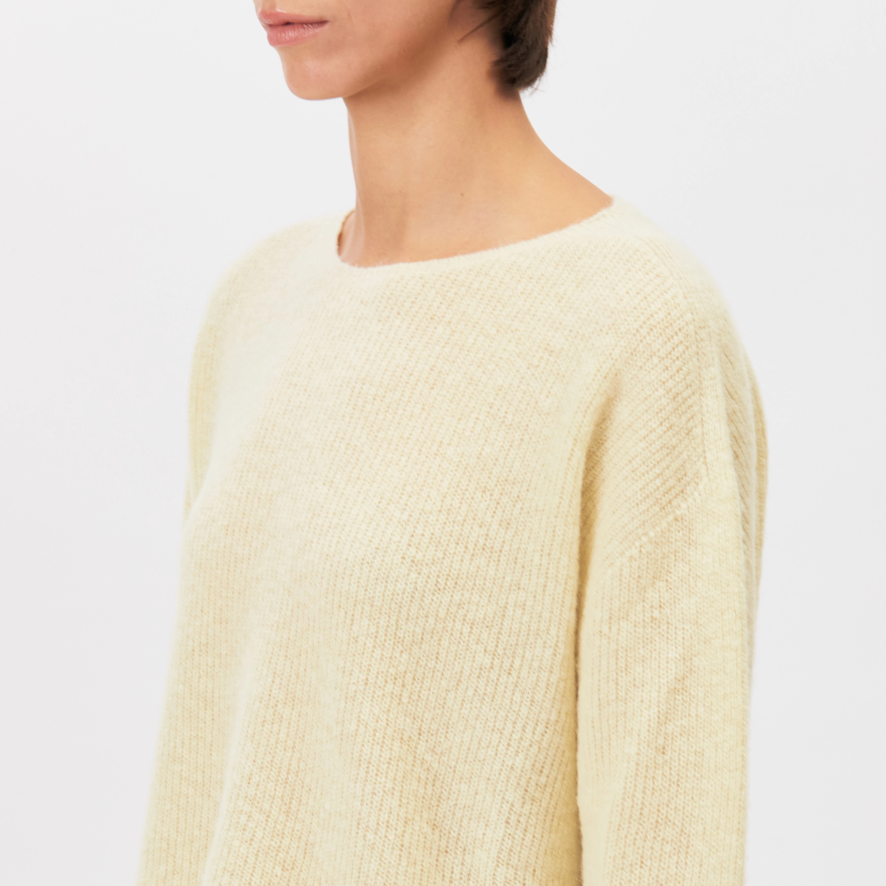 IMENY - Short Suri Alpaca blend jumper - women - yellow - Detailansicht am Model