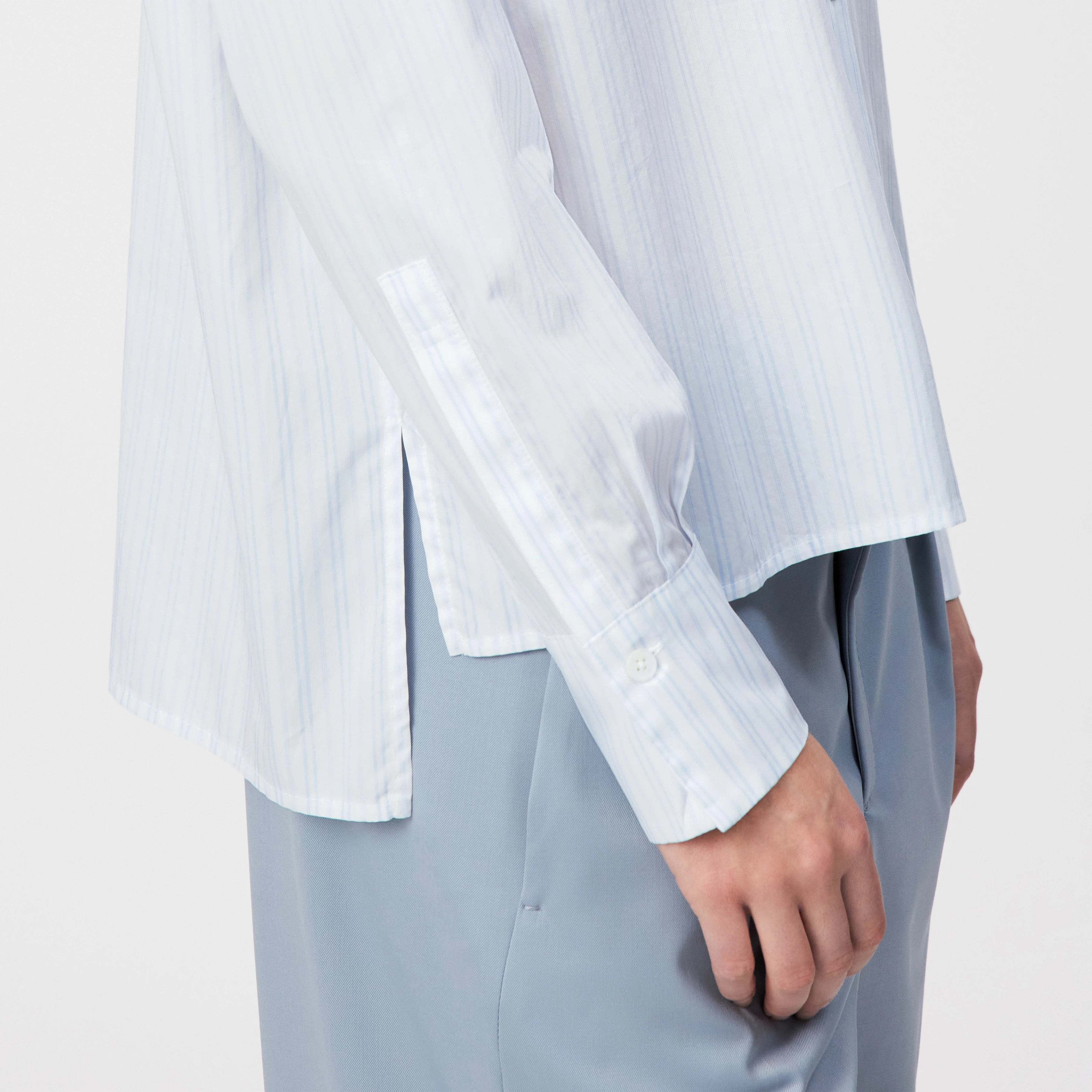 CLOELIA - Klassische Hemdbluse in reiner Baumwolle - Damen - weiß - Detailansicht am Model