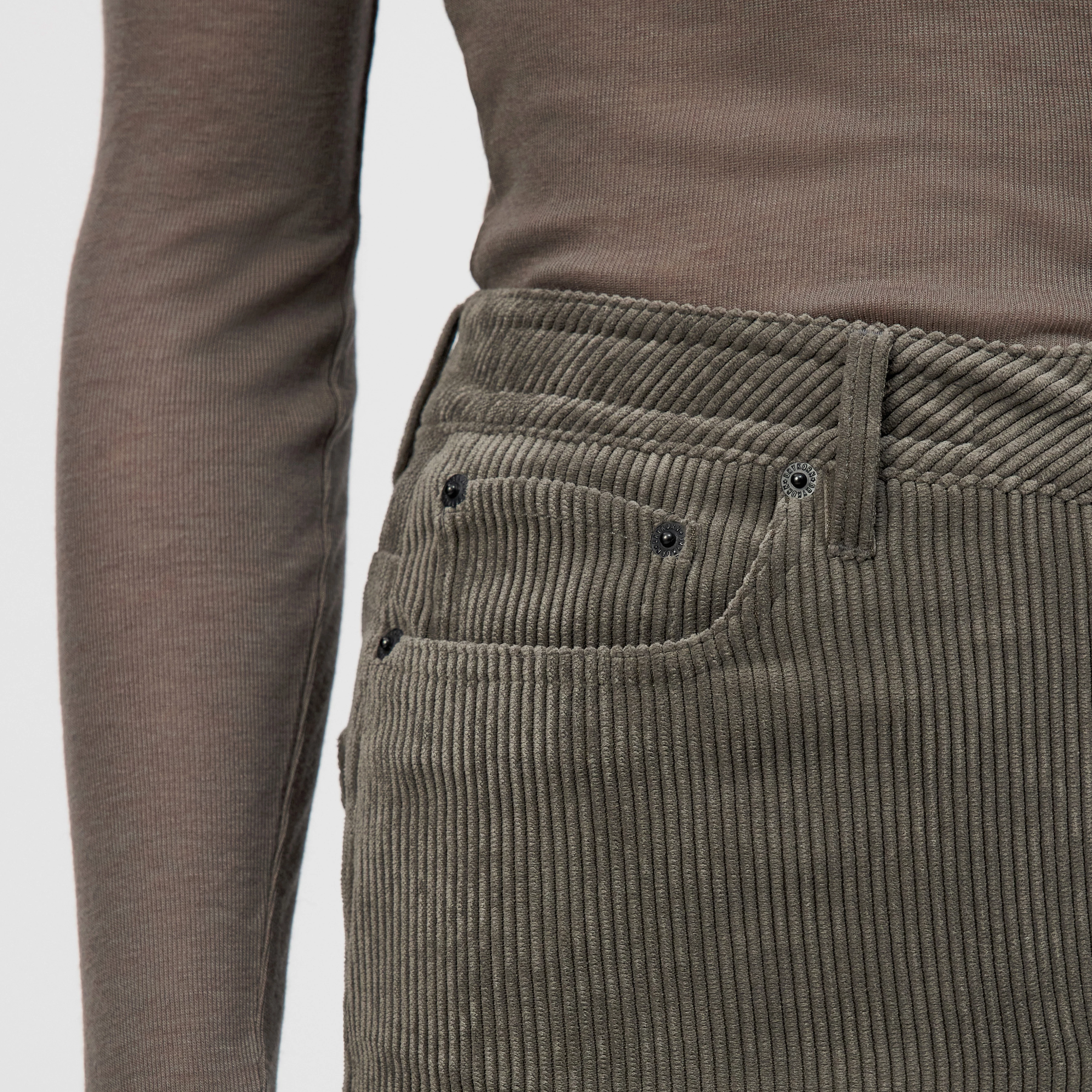 MEDLEY - Mid-rise jeans in corduroy - women - grey - Detailansicht am Model